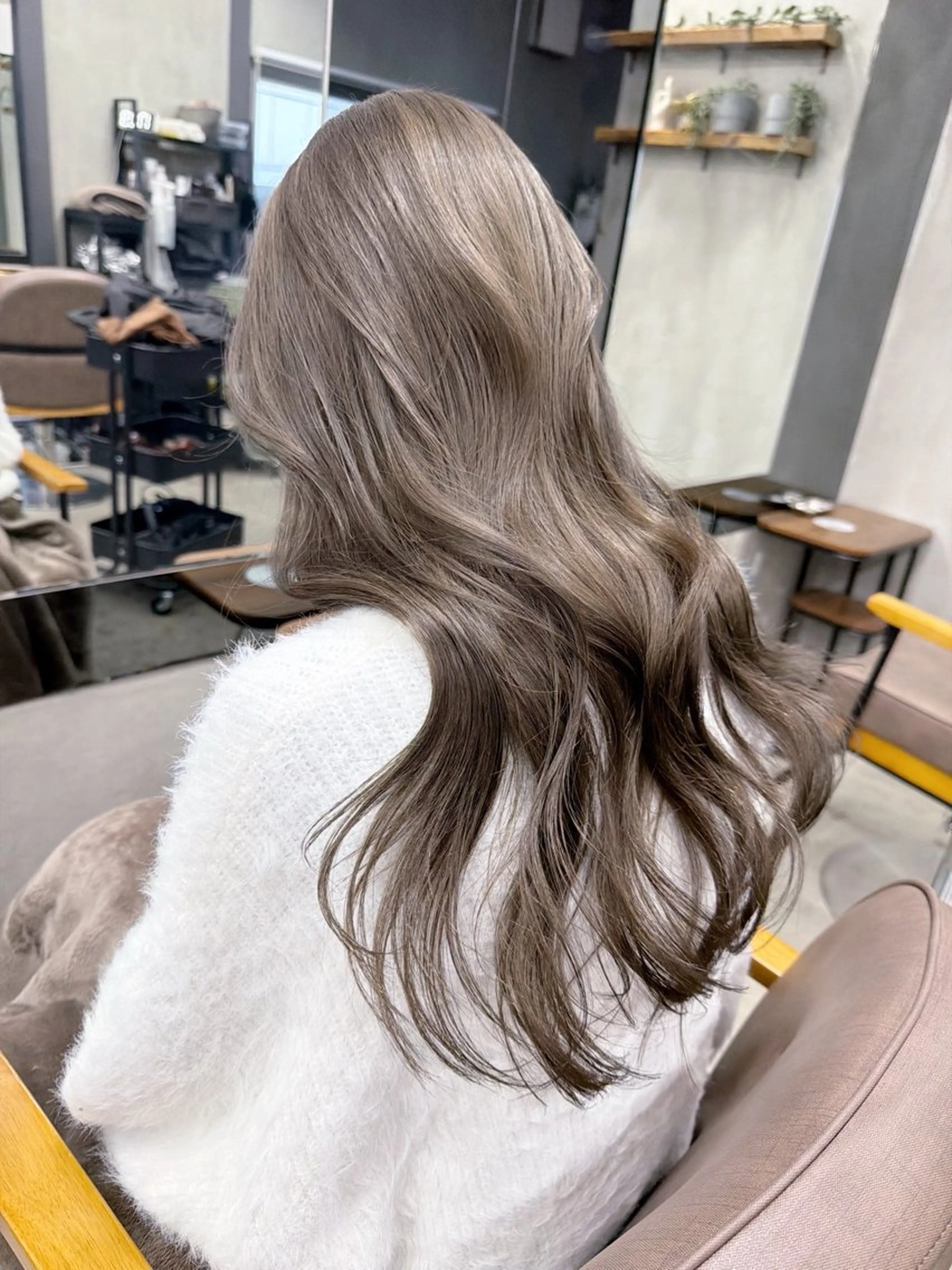 セミロング カラー ベージュカラー グレージュ ミルクティーベージュ ミルクティーグレージュ ヘアカラー トリートメント AiM 大名　似合わせカットのヘアスタイル