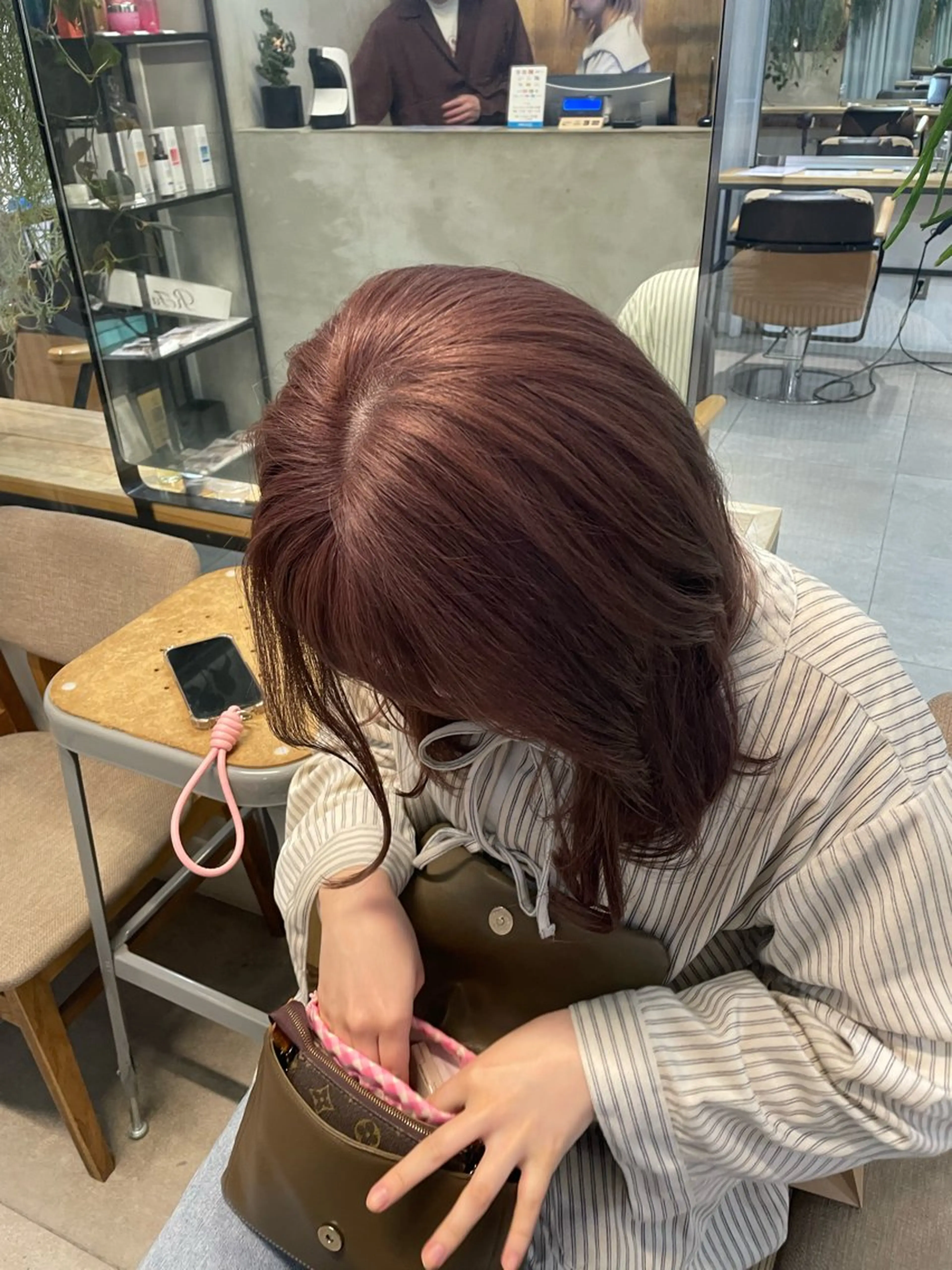 セミロング カラー ミルクティー× グレージュMOMOのヘアスタイル