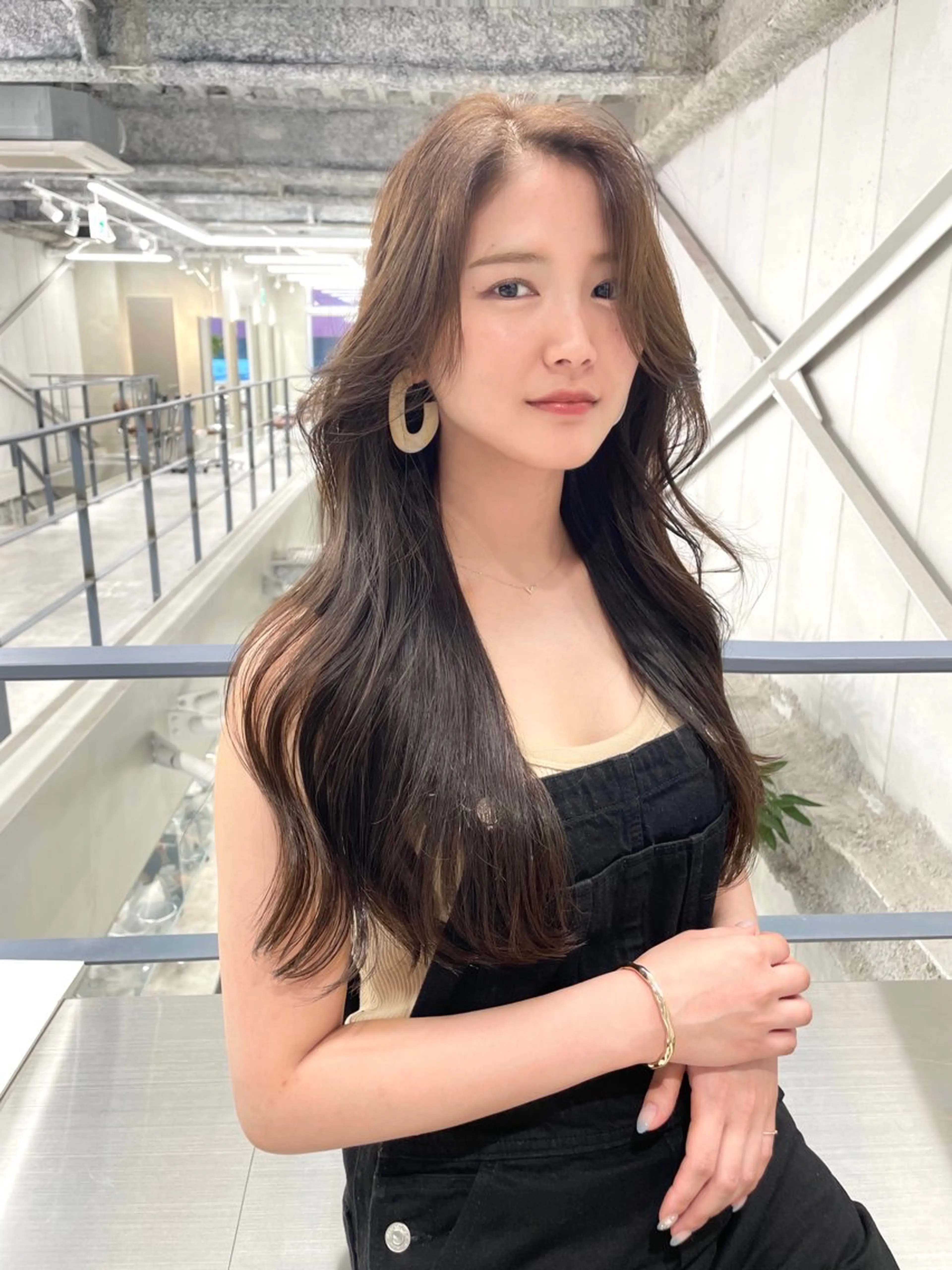 ロング カラー ヘアアレンジ ベージュカラー ブリーチ 透明感カラー オリーブベージュ 韓国風ヘア the path shogo🌻のヘアスタイル