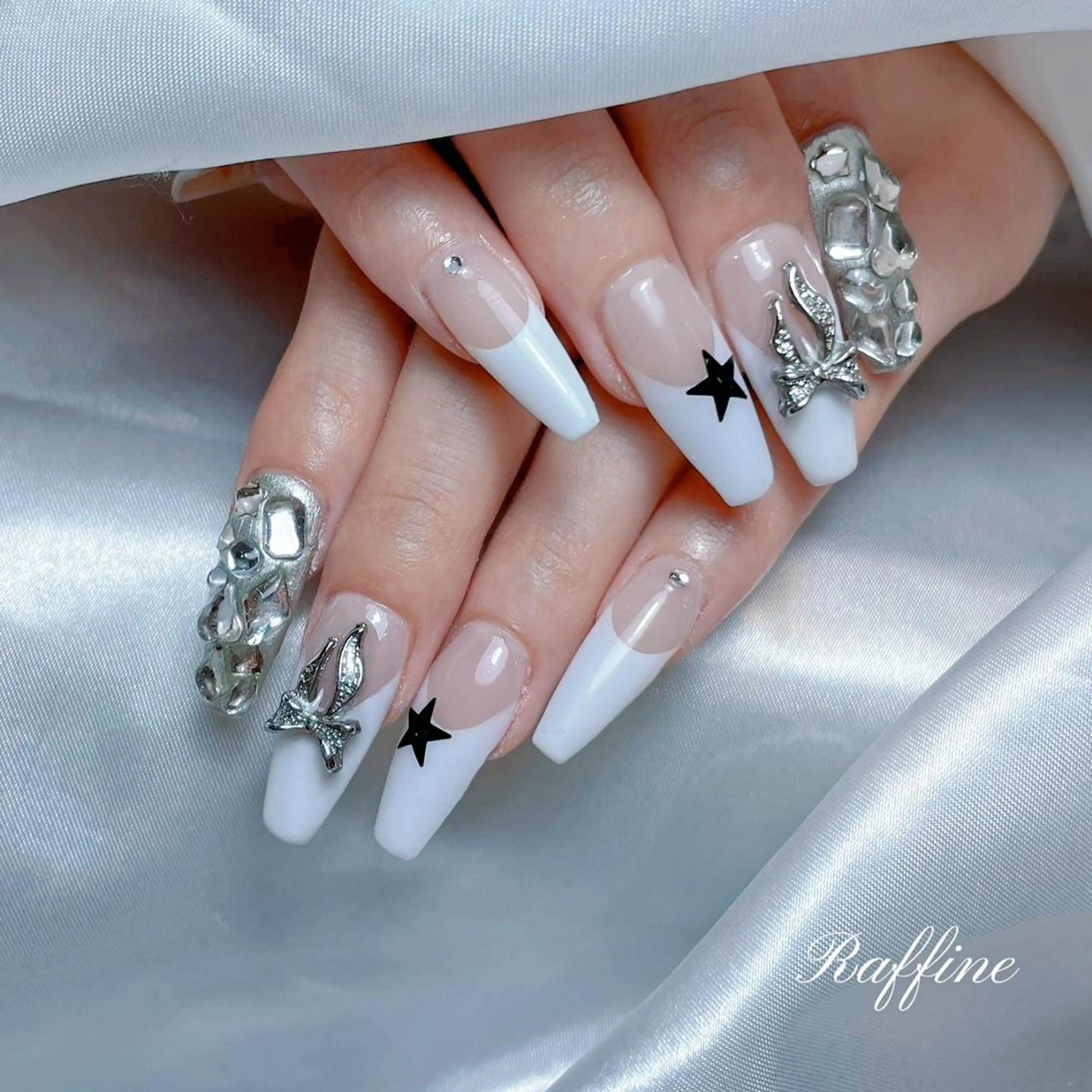 ネイル ハンドネイル フットネイル ハンドケア RAFFINE 月🦋🩵のネイルデザイン