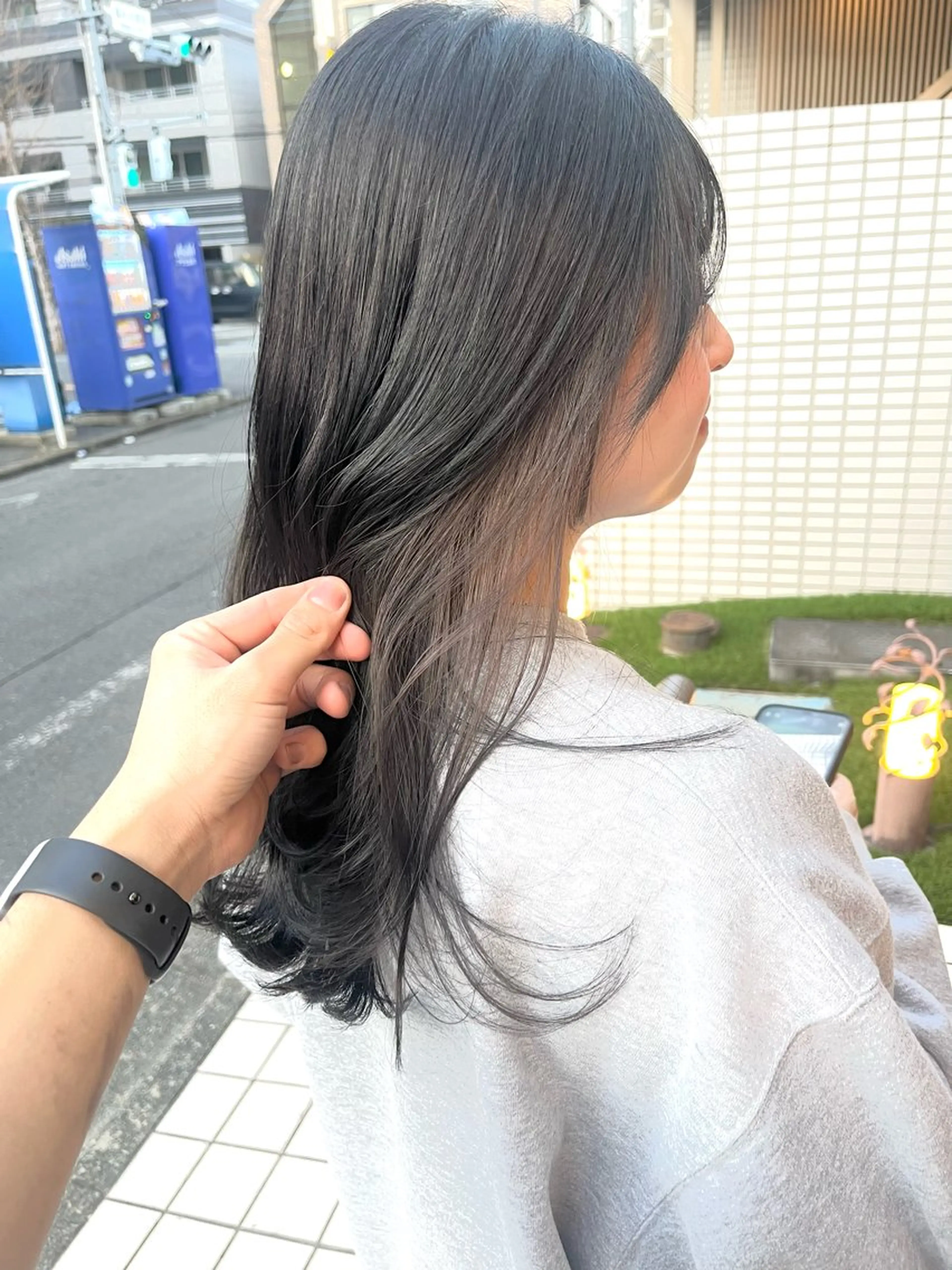 セミロング カラー ブリーチ ブルーカラー 透明感カラー イヤリングカラー qrop所属・柴田 翔太郎のヘアスタイル