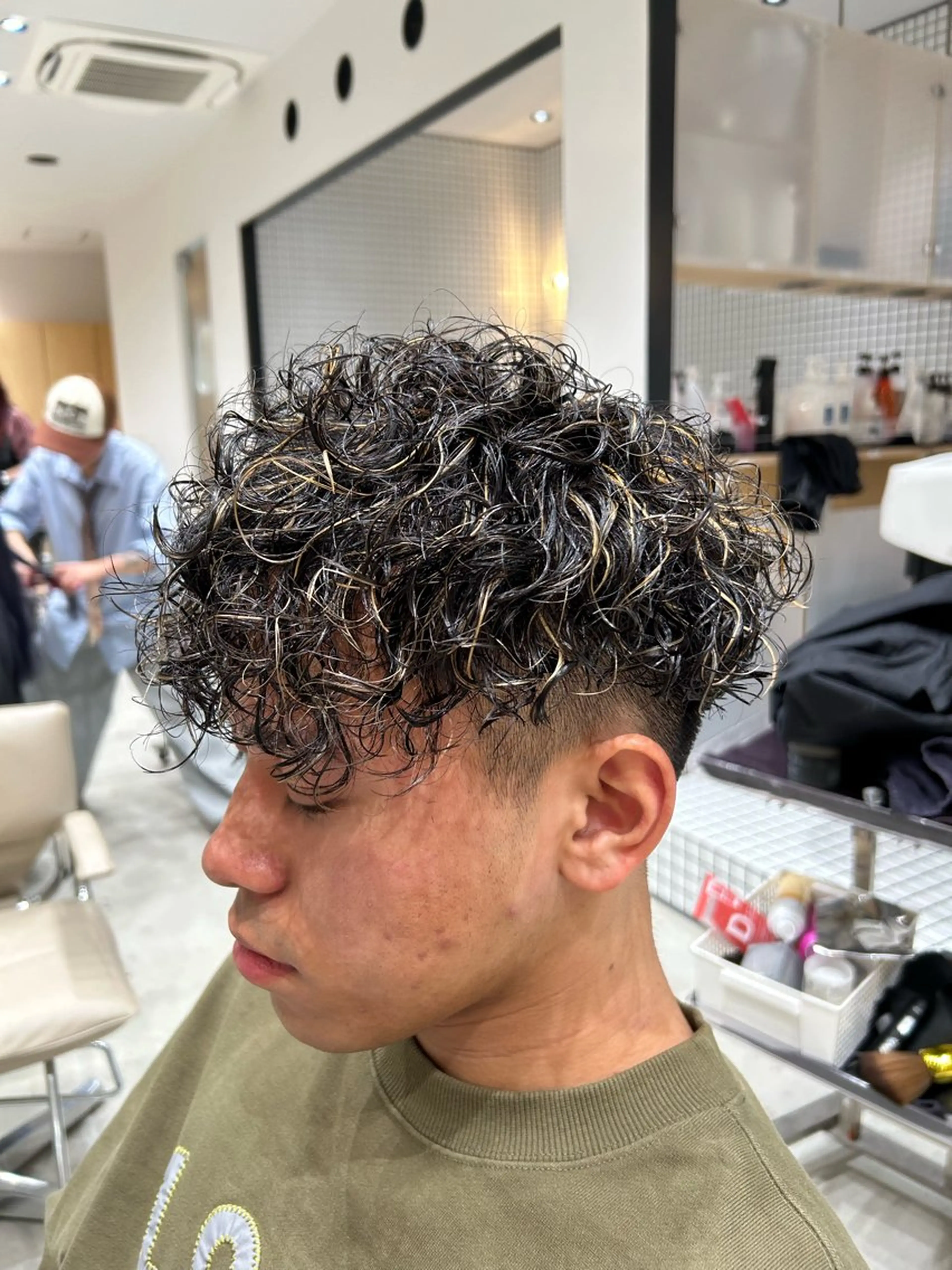 パーマ メンズ フェードカット メンズパーマ スペインカール カット ヘアカラー パーマ 🐲ツイスパ🐲 フェード/龍のヘアスタイル