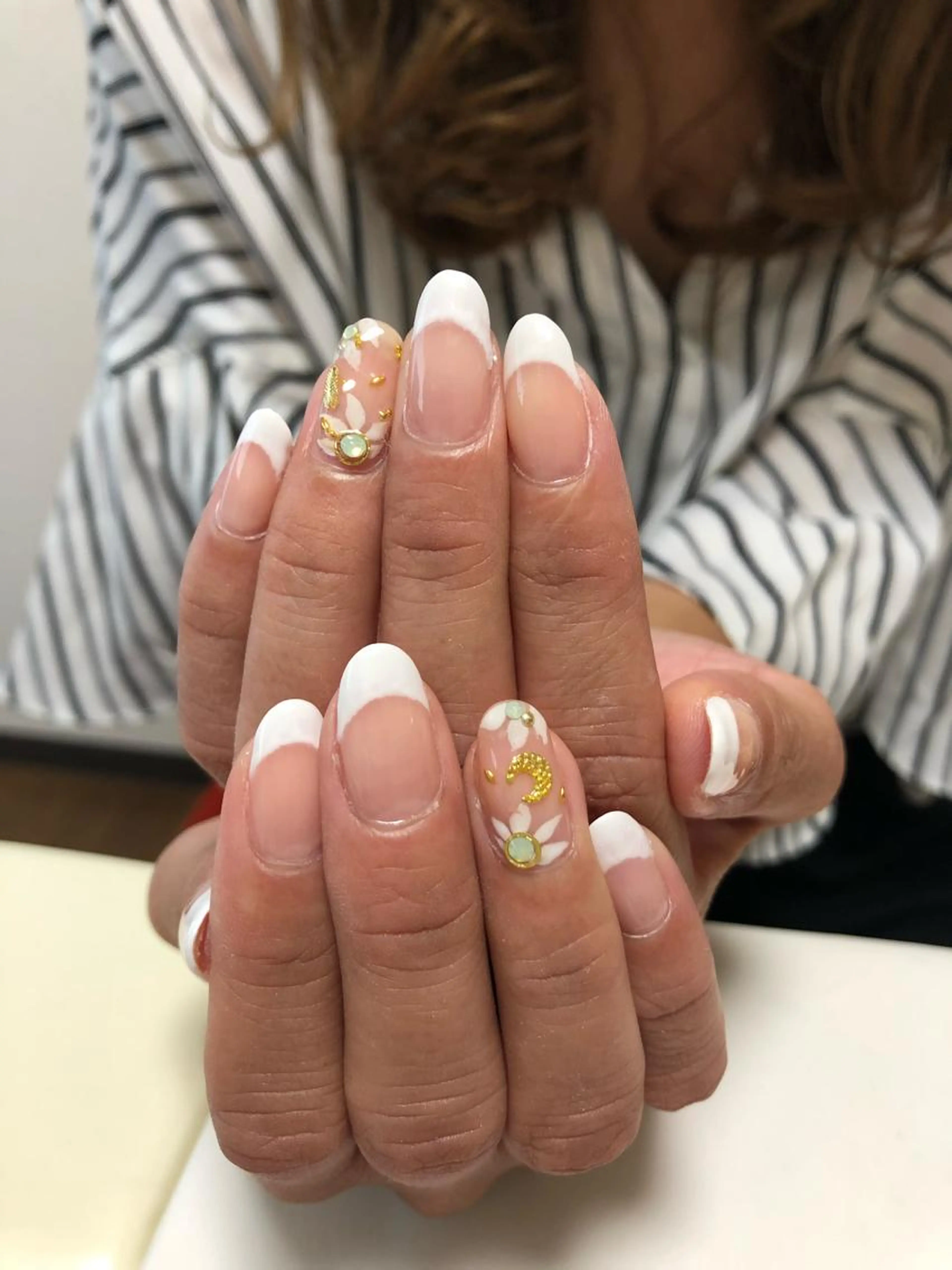 ワンカラーフレンチジェルネイル&アート2本の写真