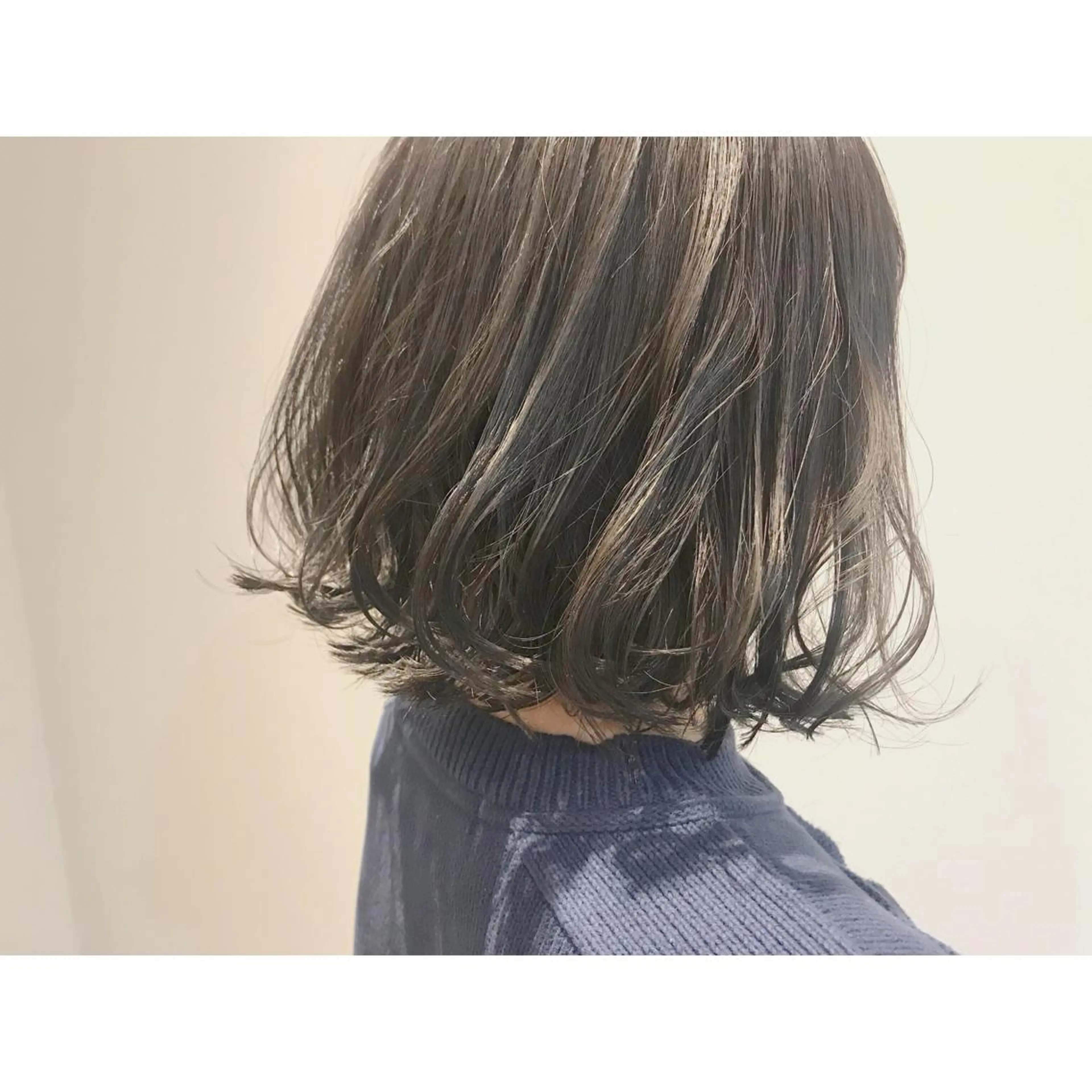 ミディアム カラー 切りっぱなしボブ アッシュ アッシュグレー ハイライトカラー ボブ なかにし まゆみのヘアスタイル