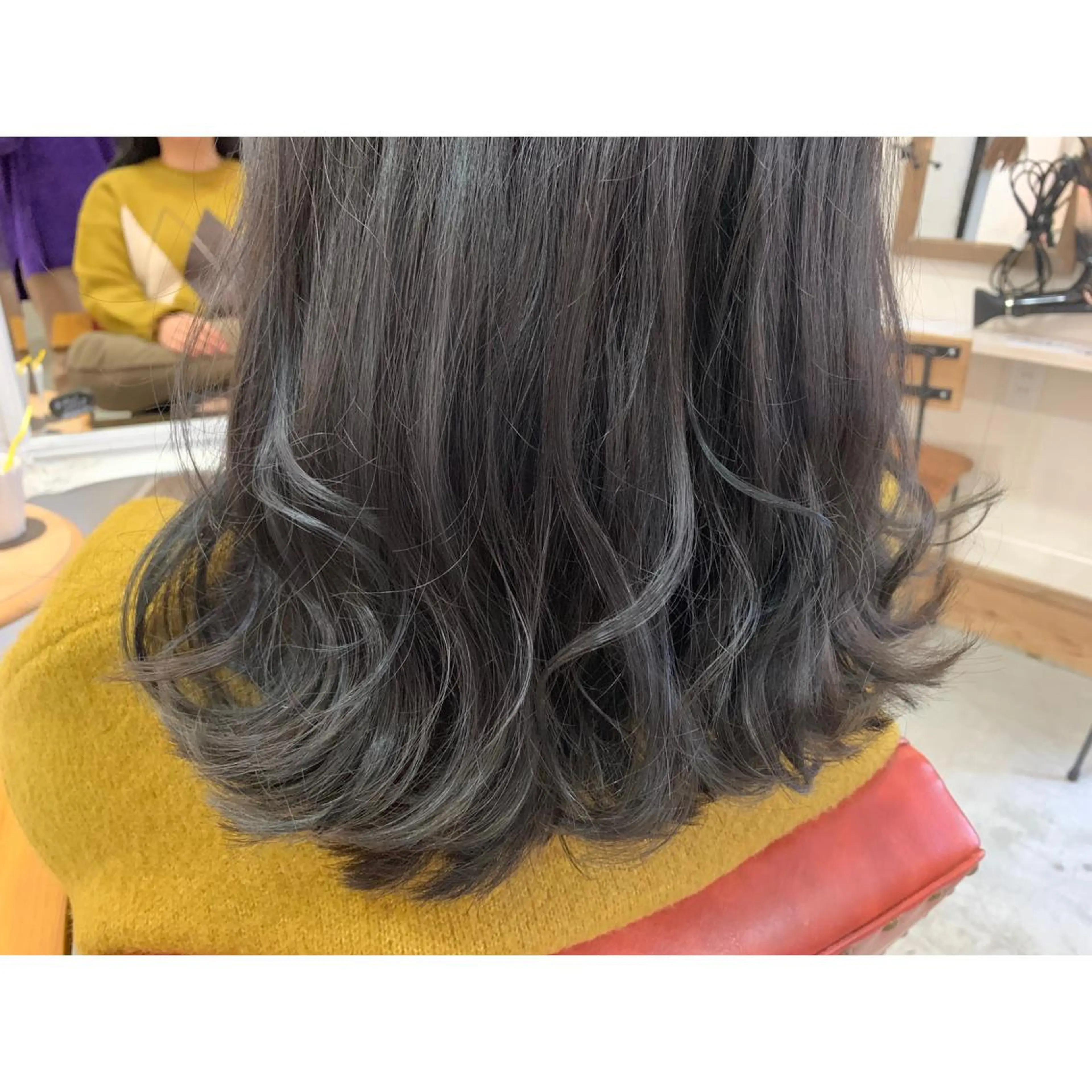 ミディアム カラー fio マナミのヘアスタイル