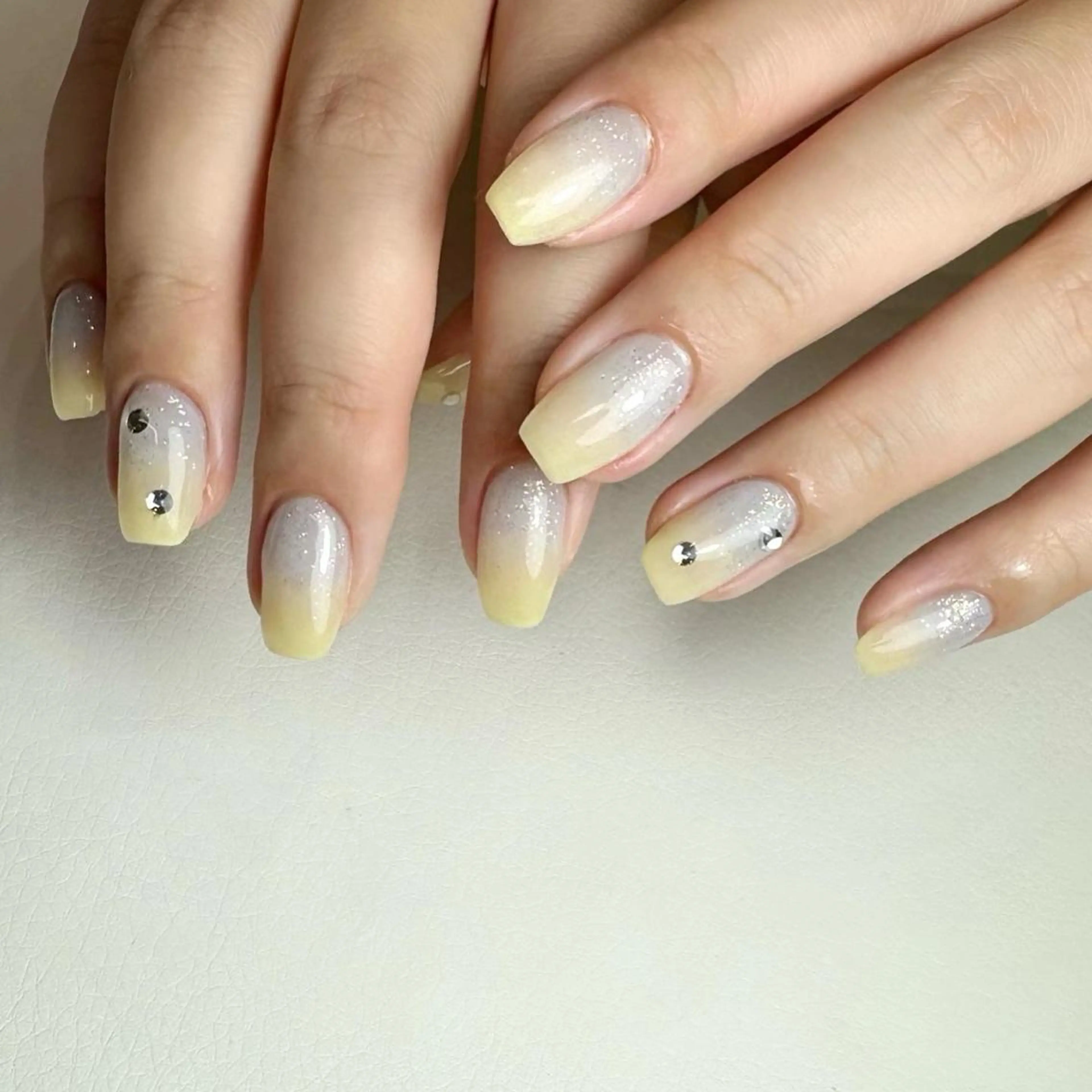 ネイル ブルー パステルネイル 黄色 ハンドネイル Nail ameria megu所属・ameria meguのネイルデザイン
