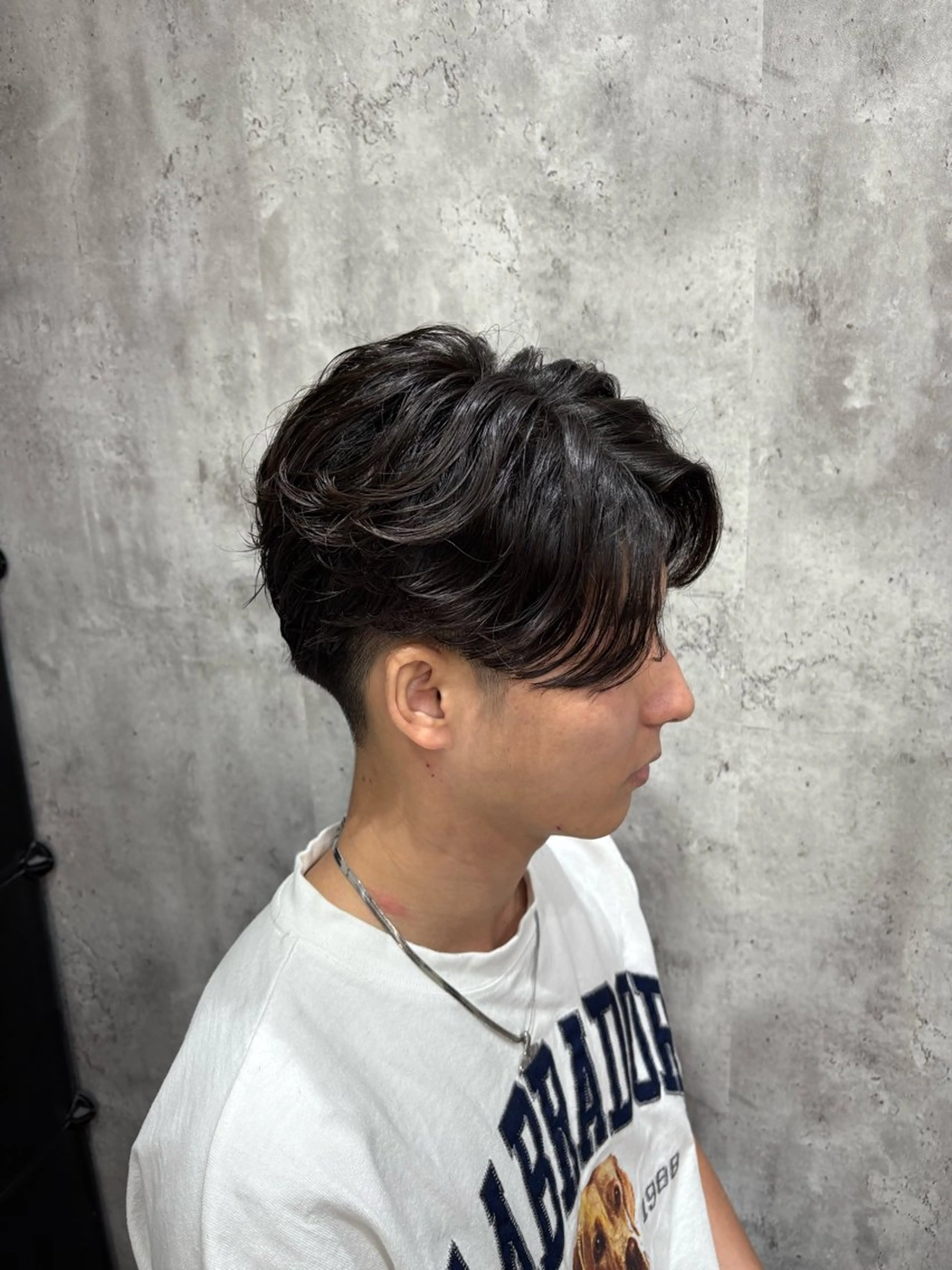 ショート パーマ メンズ フェザーパーマ メンズパーマ ニュアンスパーマ カット パーマ 韓国風メンズ/毛流れ ヘアなら須田龍世のヘアスタイル