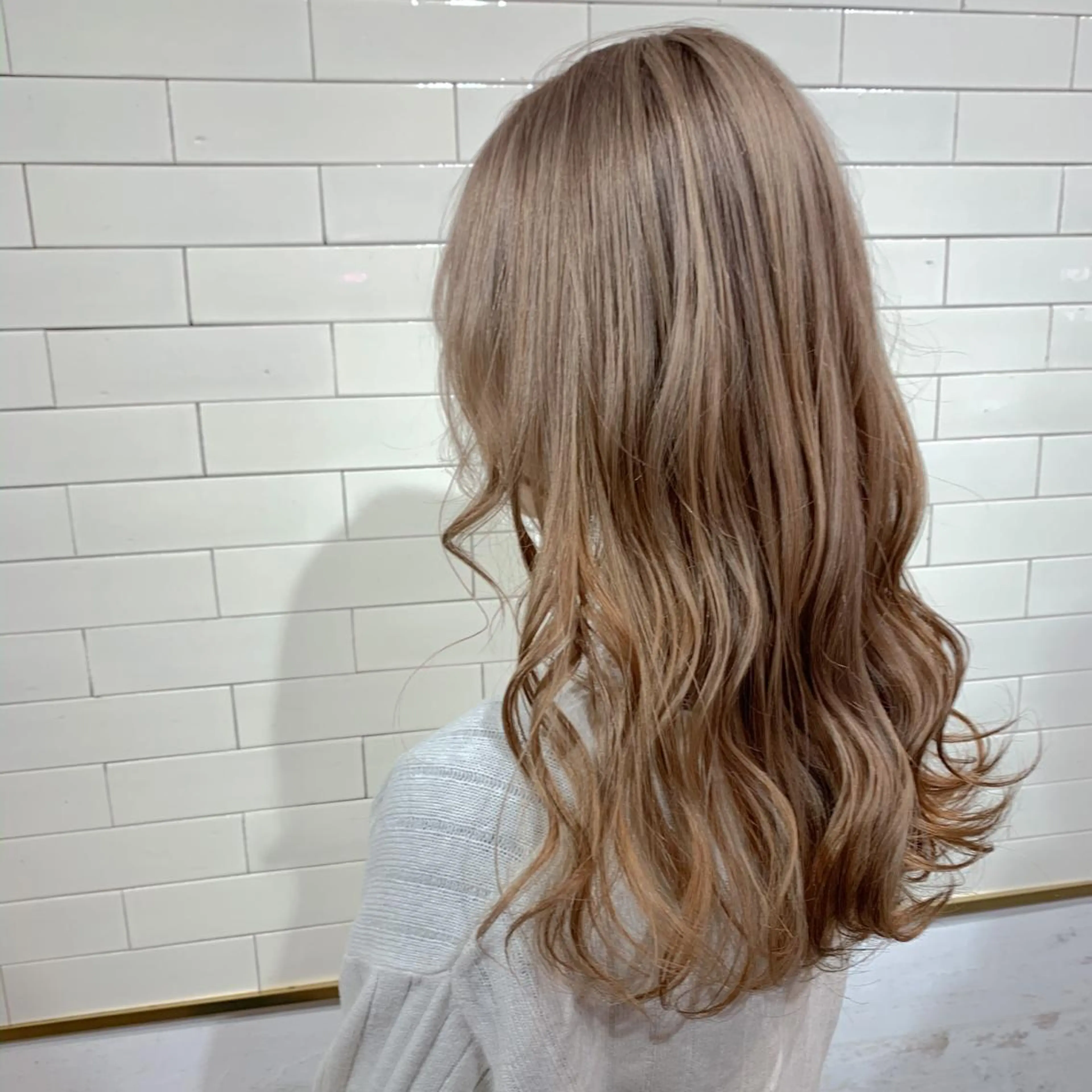 セミロング カラー ヘアアレンジ ベージュカラー ブリーチ 透明感カラー ミルキーベージュ 🦋レイヤーカット ミドリカワ🦋のヘアスタイル