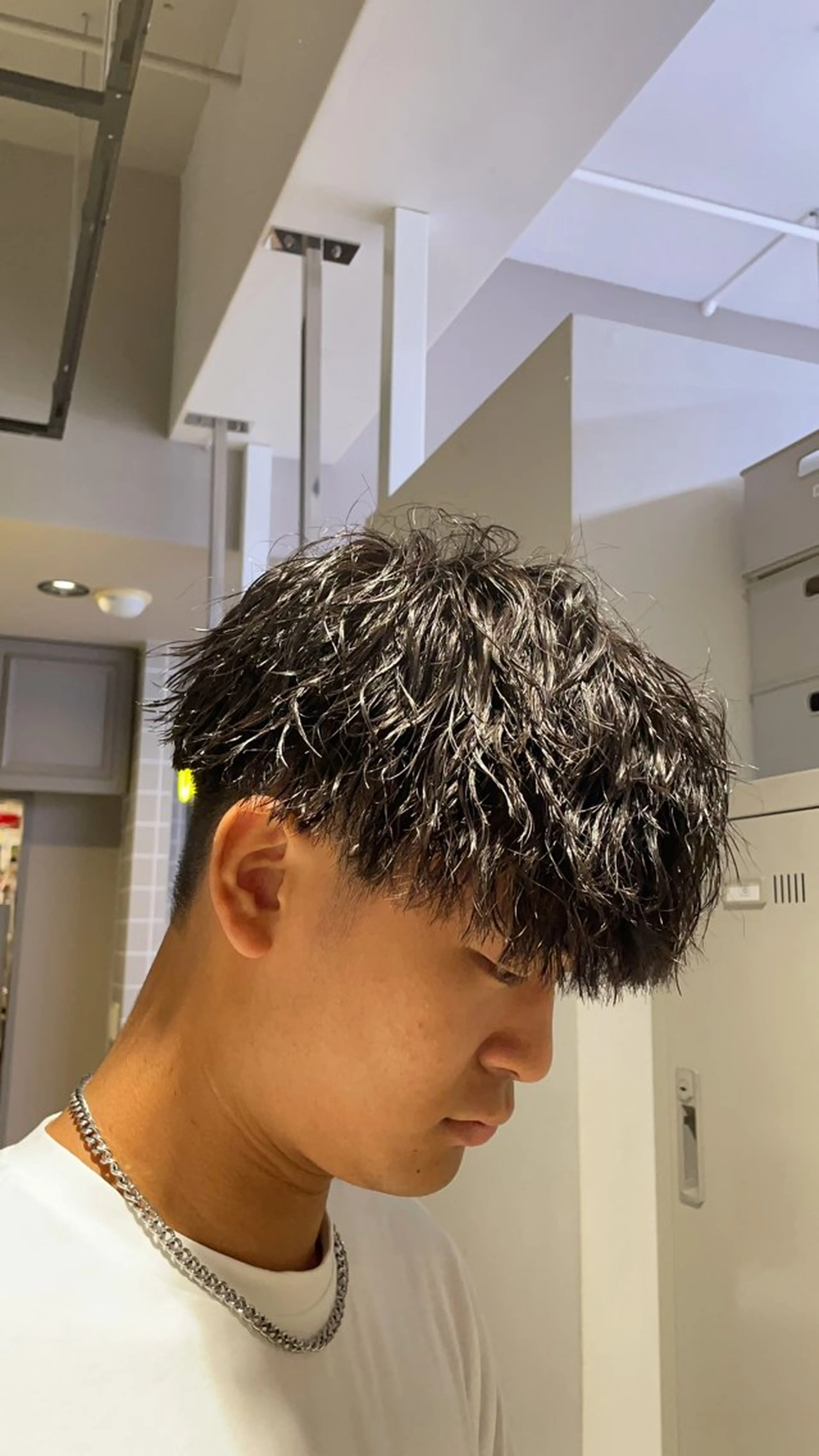 セミロング パーマ ヘアアレンジ メンズ メンズパーマ セミロングパーマ 顔まわりカット の達人のヘアスタイル