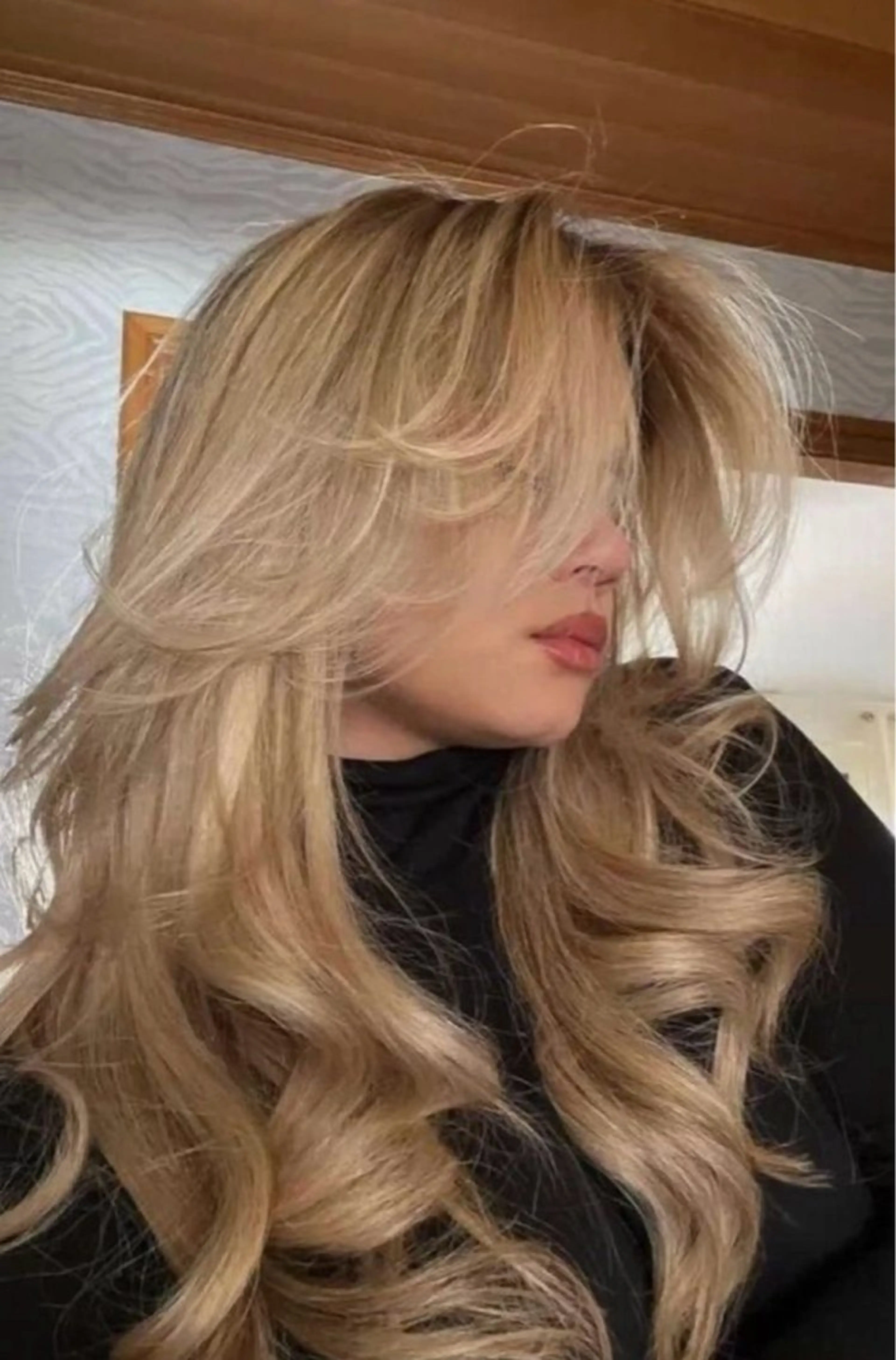 セミロング karin💋海外 レイヤーカットのヘアスタイル