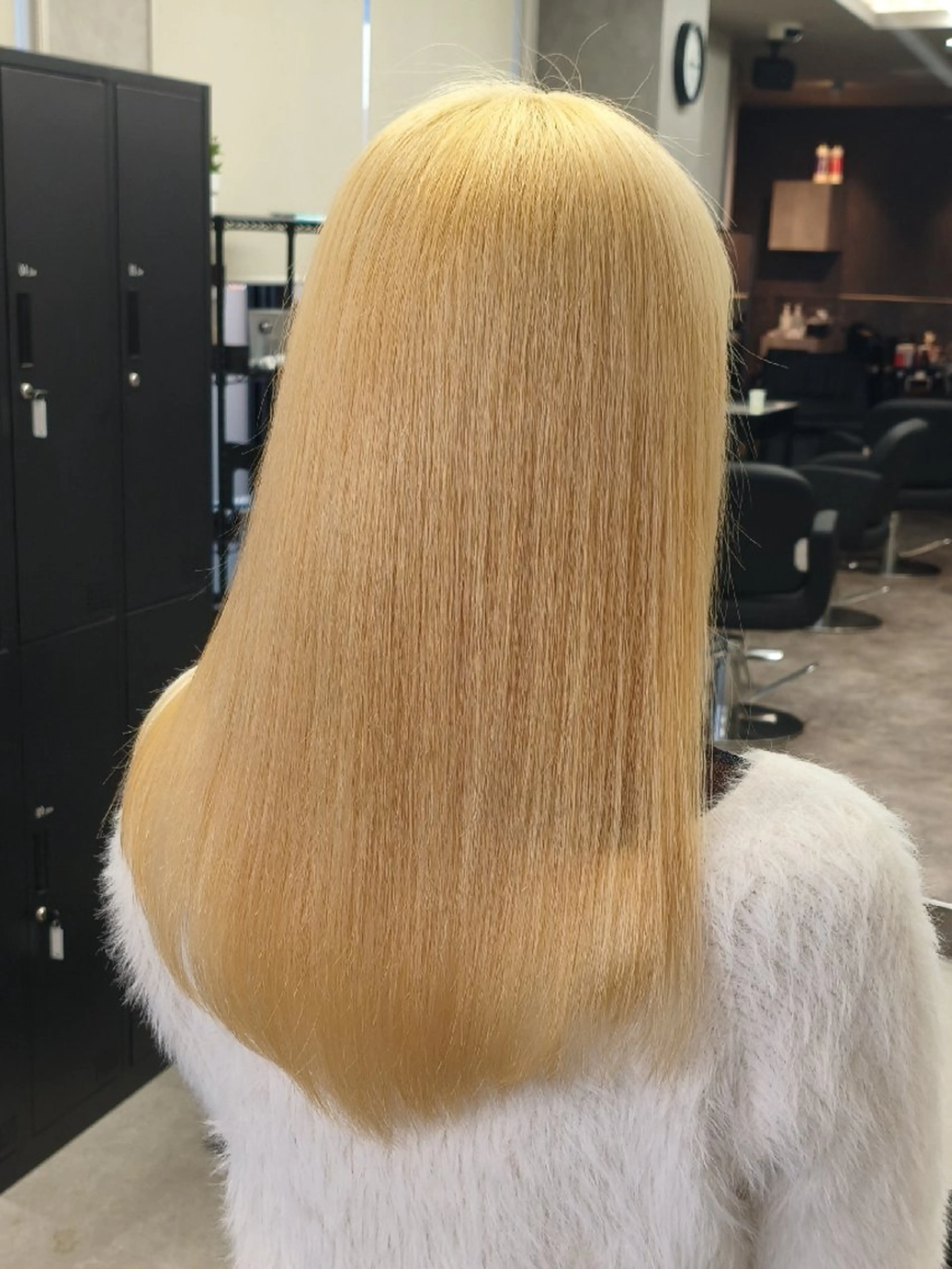 セミロング 卒業式のヘアスタイル 縮毛矯正 たつや/ハイトーン/ バレイヤージュ/寒色のヘアスタイル