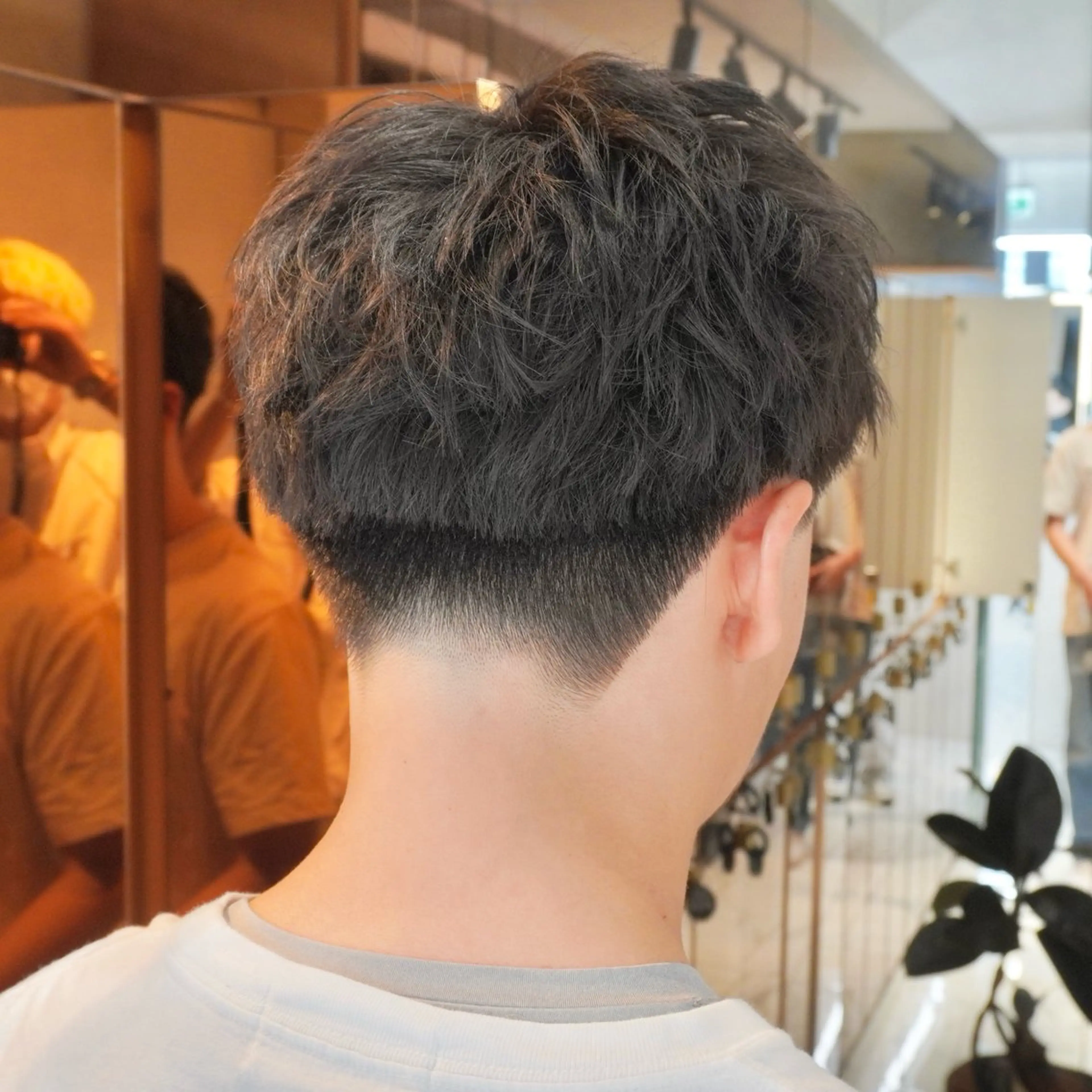 パーマ メンズ メンズブリーチ センターパート フェードカット フェザーパーマ カルマパーマ カット ヘアセット HIKARI メンズ満足度No.1のヘアスタイル