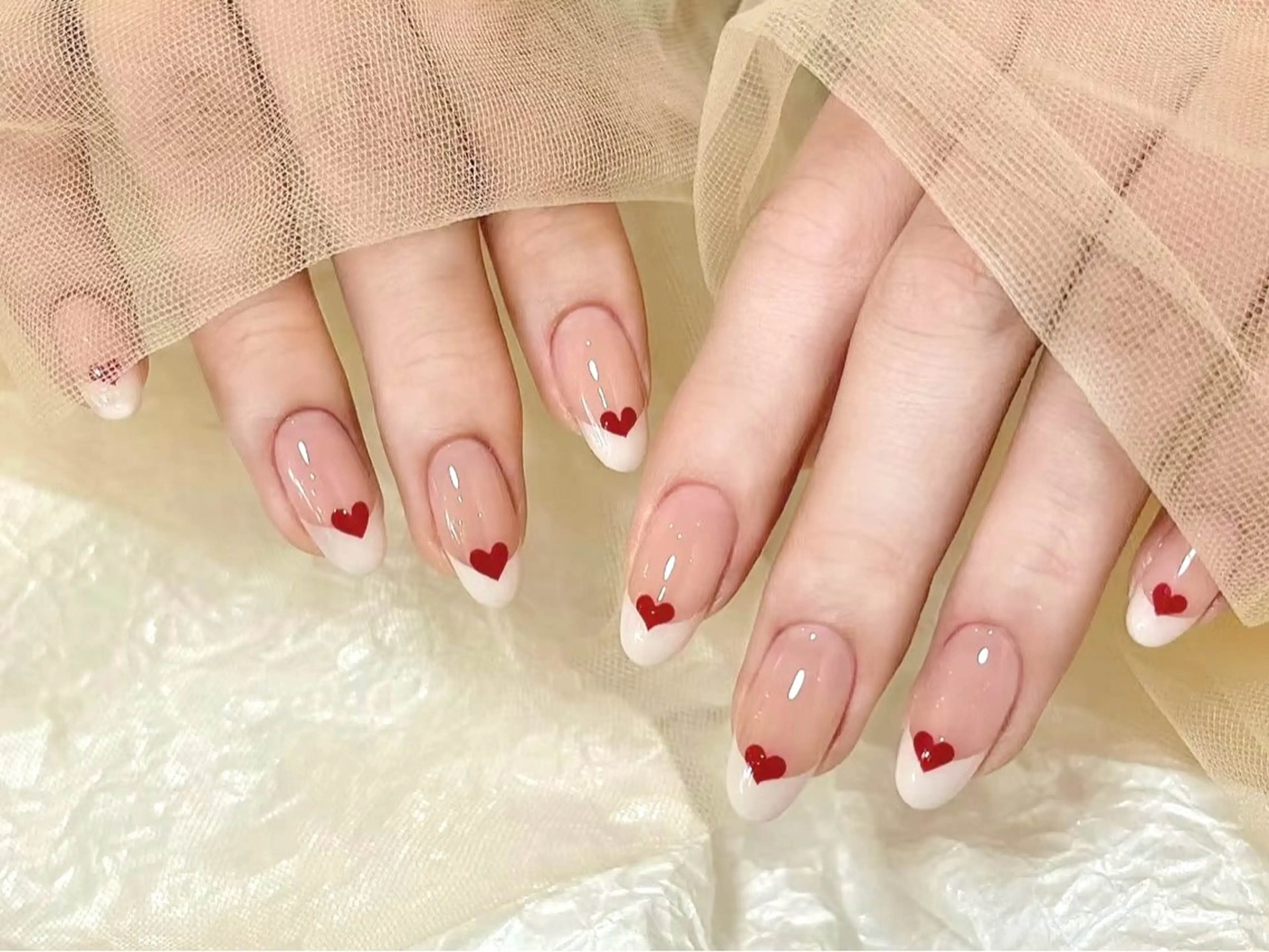 ネイル フレンチネイル ハート 赤色 シンプルネイル バレンタイン ハンドネイル ハンドケア DarkHoney 池袋店のネイルデザイン