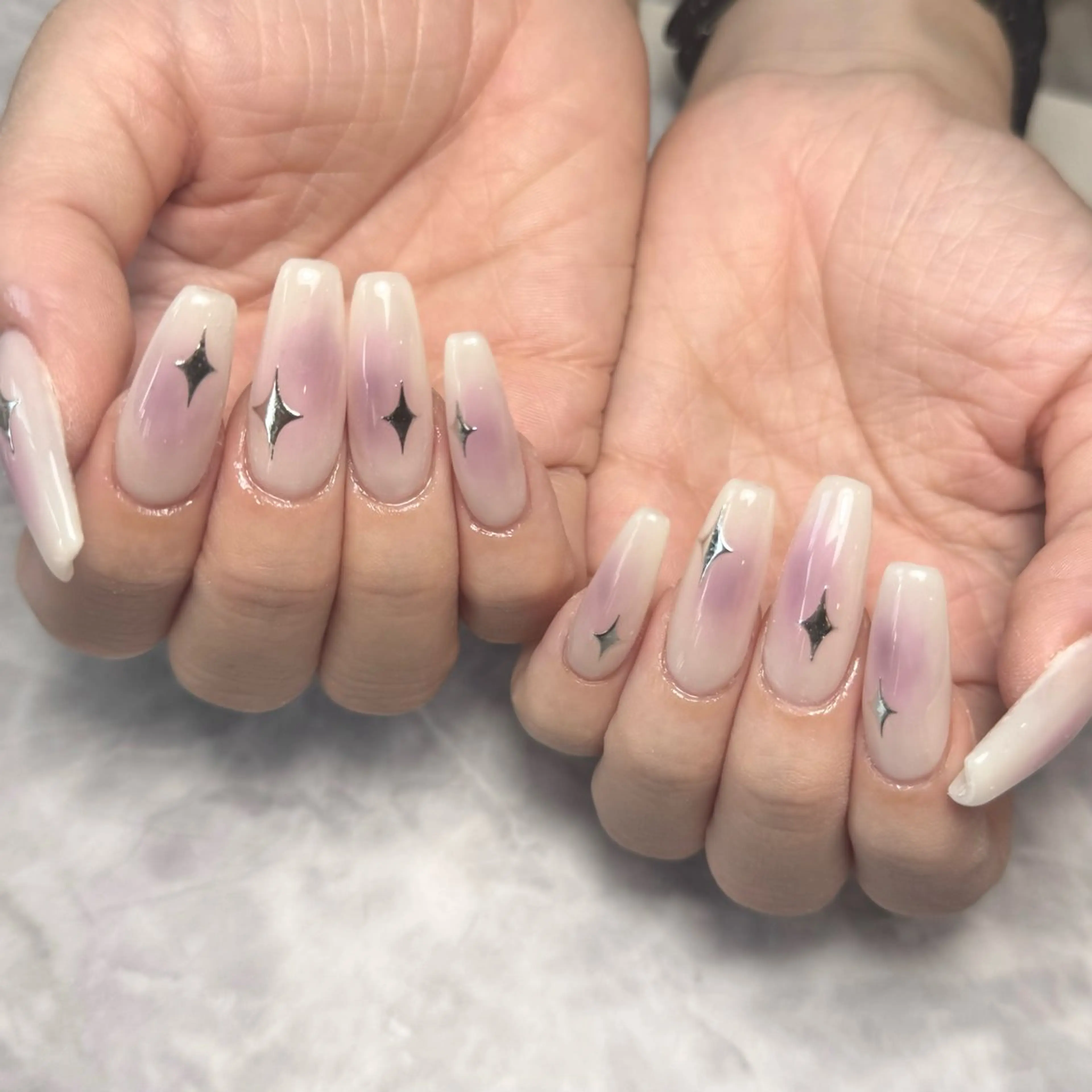 ネイル チークネイル キラキラネイル ホワイト ハンドネイル Nail Salon Lillion【リリオン】所属・lillion karenのネイルデザイン