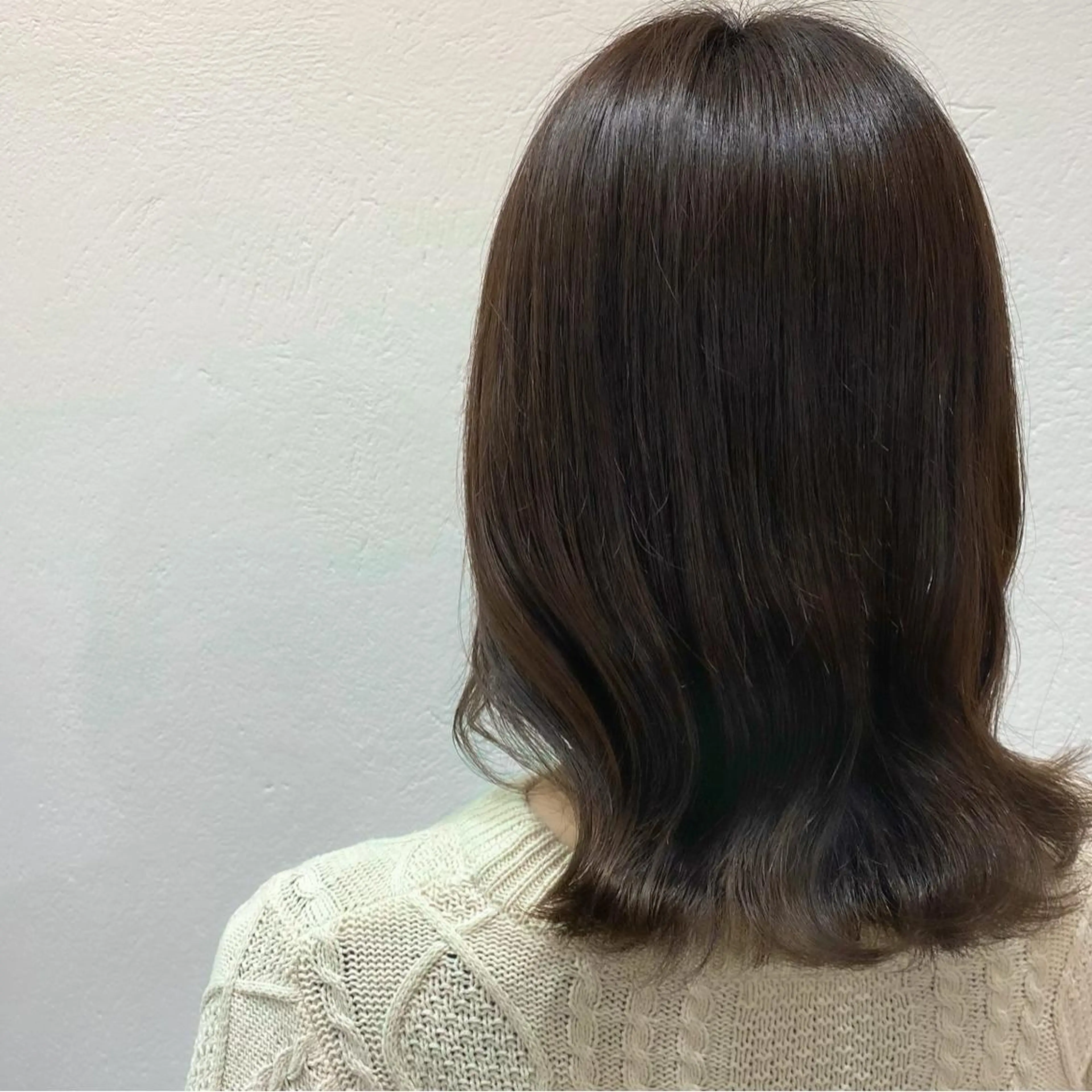 ミディアム ブリーチなしカラー/ 顔周りレイヤーカットのヘアスタイル