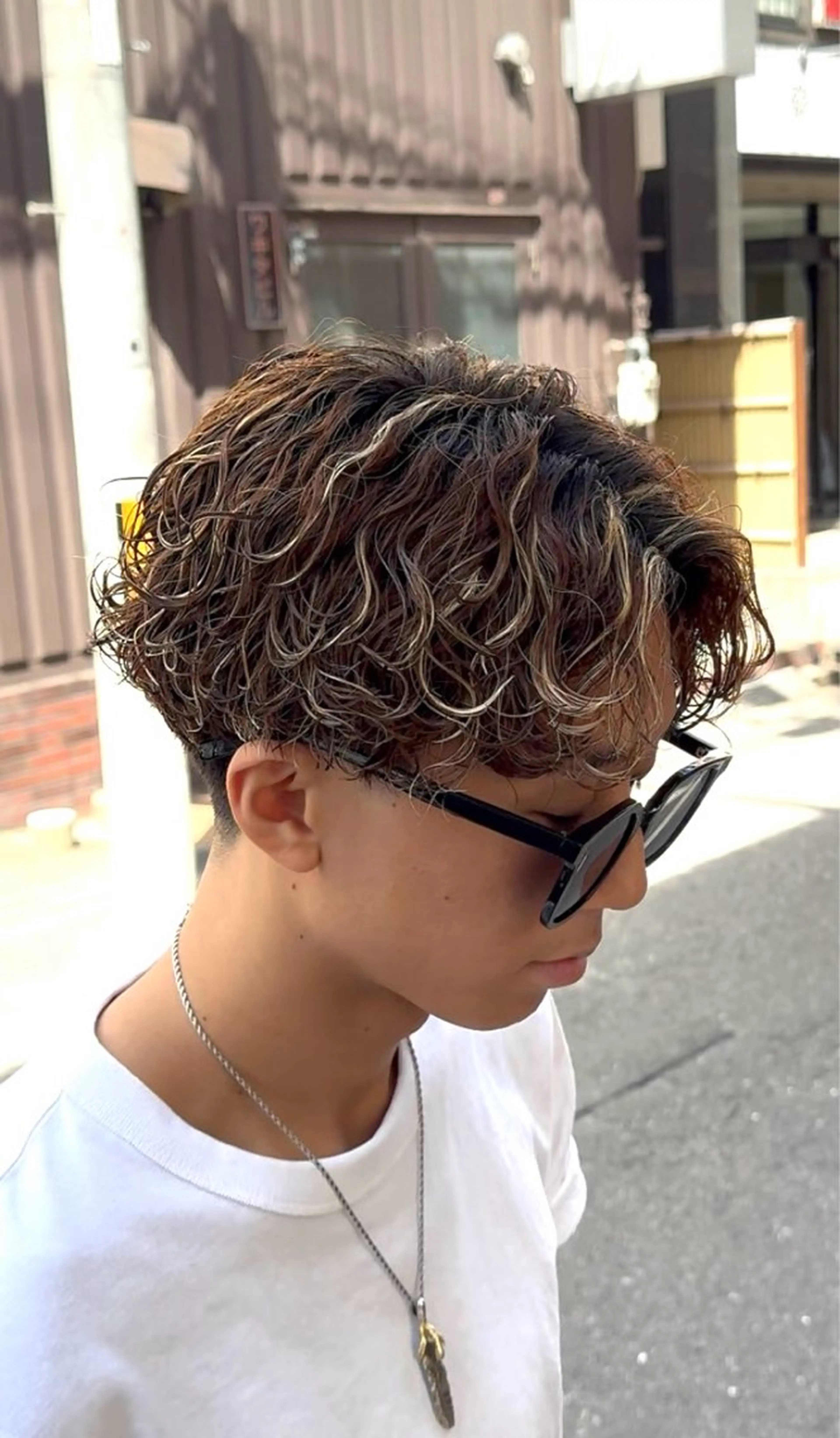 ショート パーマ メンズ メンズハイライト メンズパーマ 波巻きパーマ ハイライト カット パーマ men's salon gaudi 高槻店所属・波巻きパーマ/ 曲がる縮毛矯正/川岸のヘアスタイル