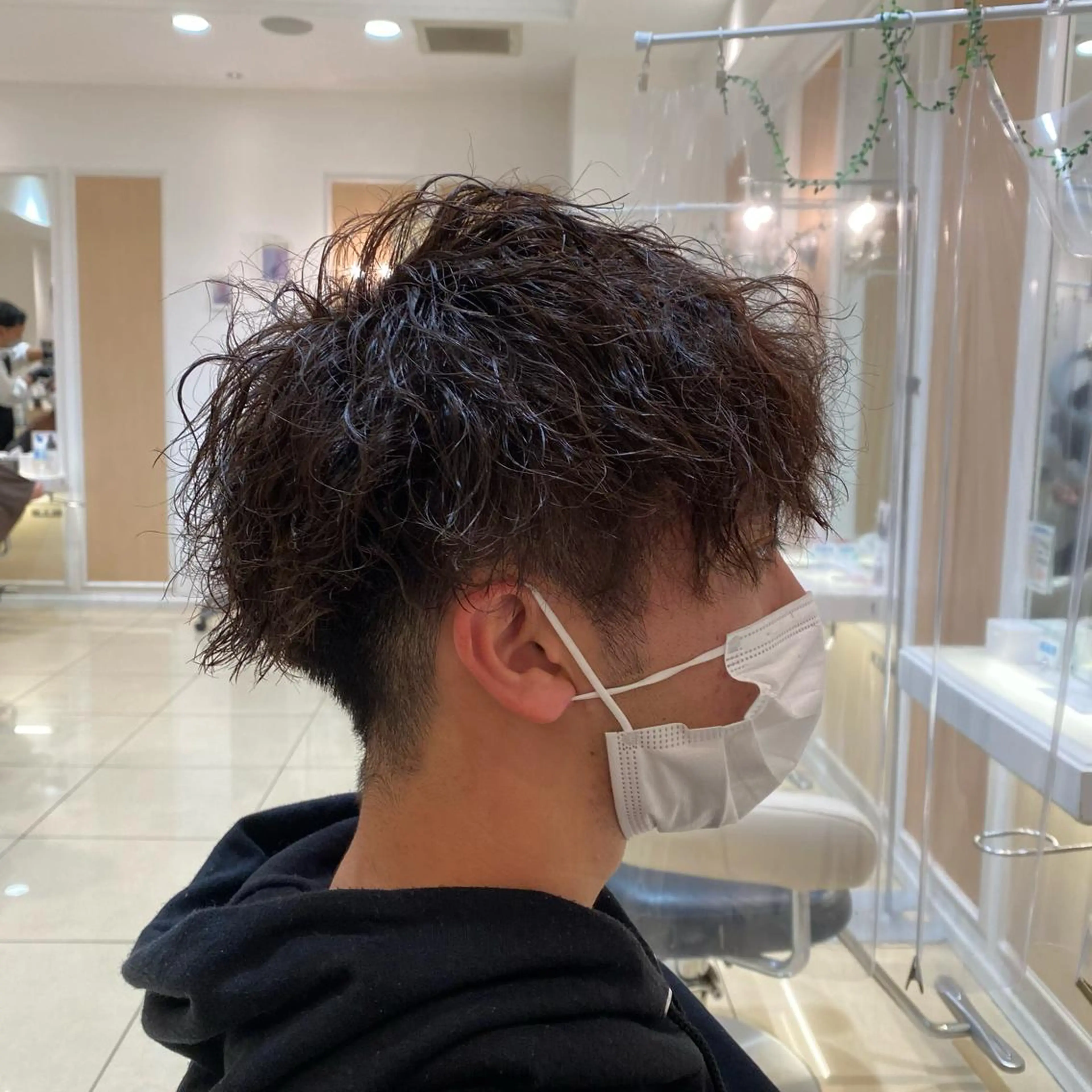 ミディアム パーマ メンズ カット パーマ メンズ特化型美容師 栗山勇人のヘアスタイル