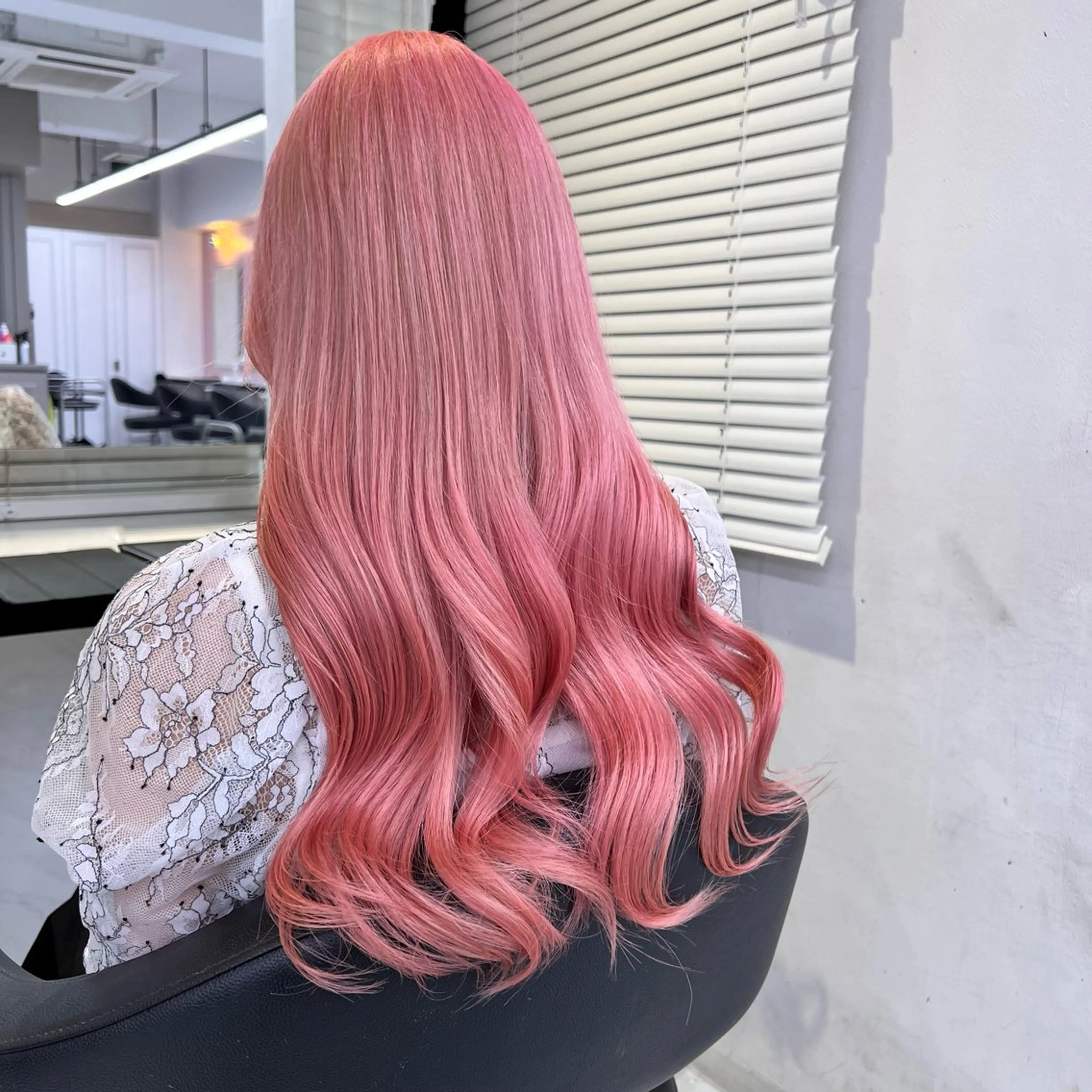 セミロング カラー ヘアアレンジ ブリーチ ピンクカラー ホワイトピンク 💕上野美容師☁ ブリーチ💖サワのヘアスタイル