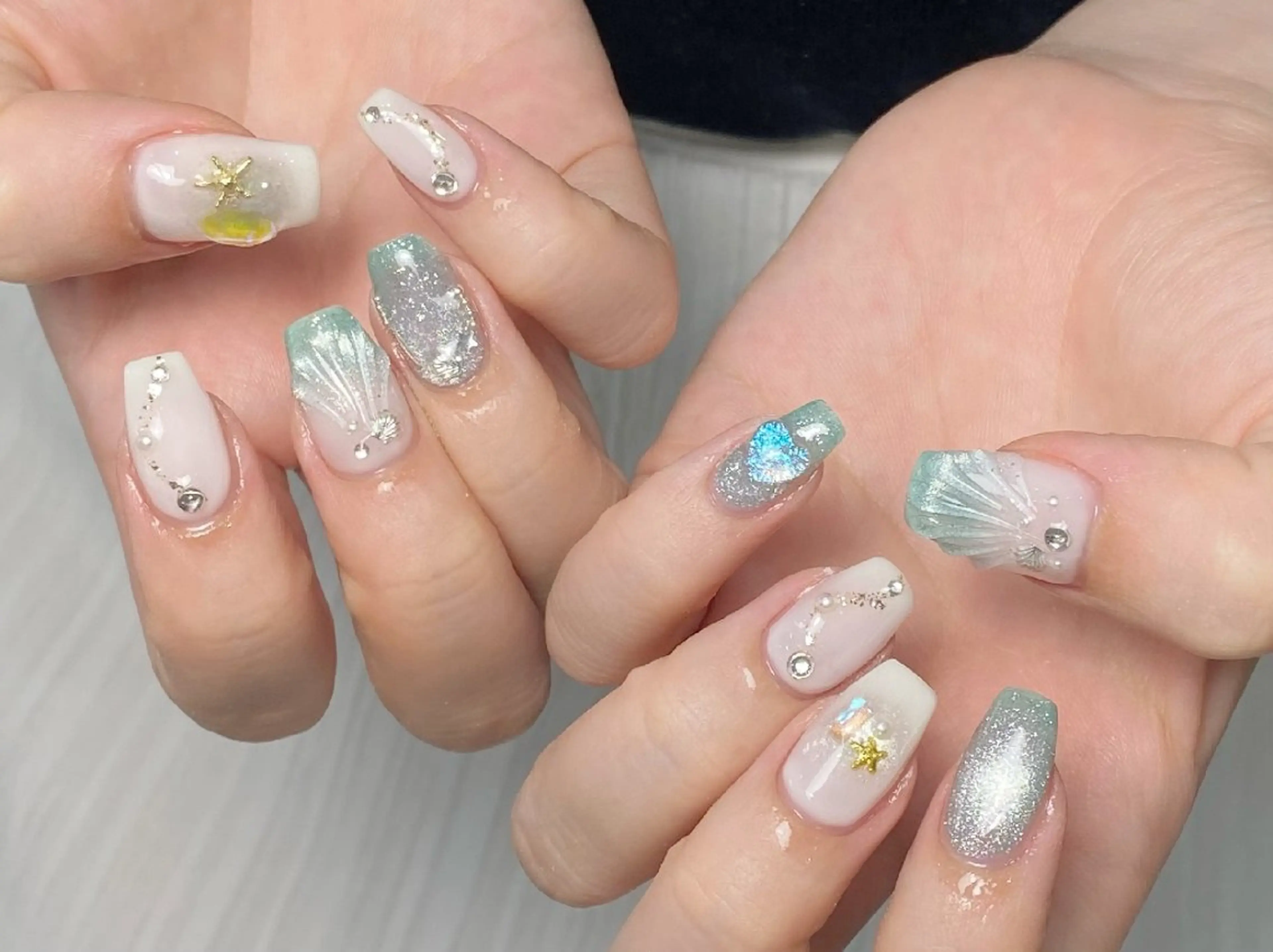 ネイル チークネイル フレンチネイル ジェルネイル ガーリー キラキラネイル ハンドネイル UM Nail Salonのネイルデザイン