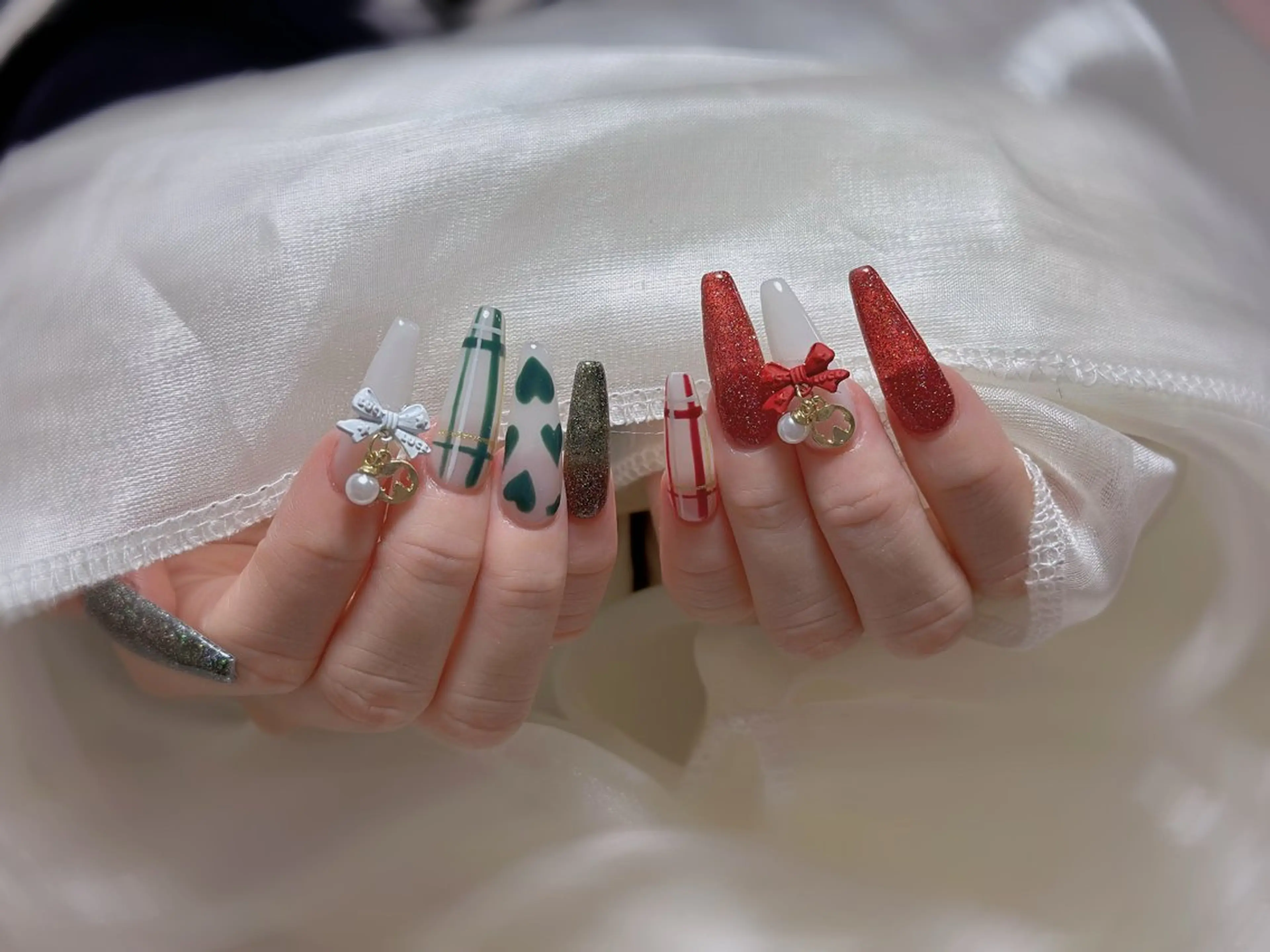 ネイル 冬ネイル クリスマス ハンドネイル Maggie nailクロのネイルデザイン