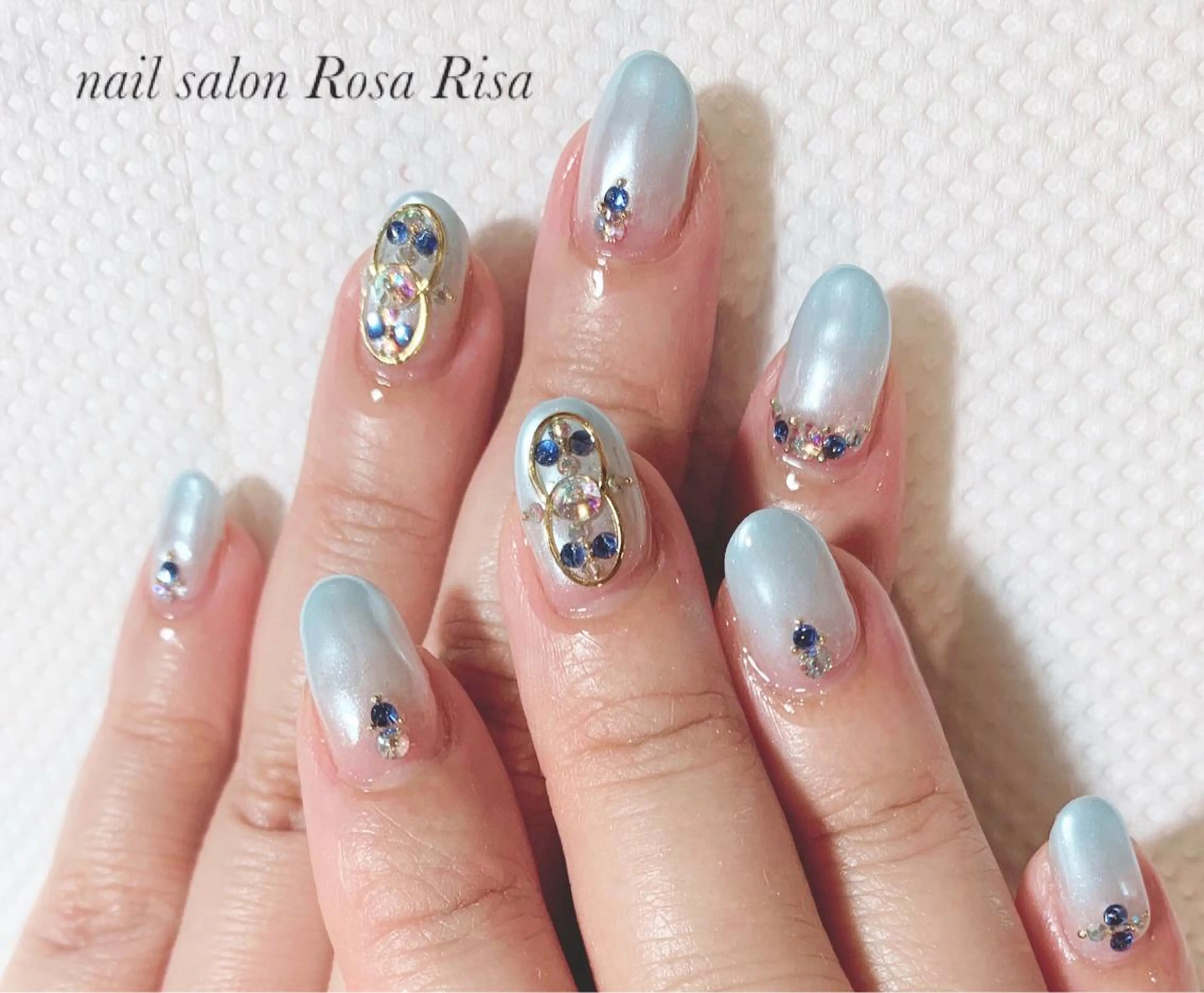 ミディアム ネイル ブルー ミラーネイル ホワイト ハンドネイル ネイルスタジオ シェイクユアハンズのネイルデザイン