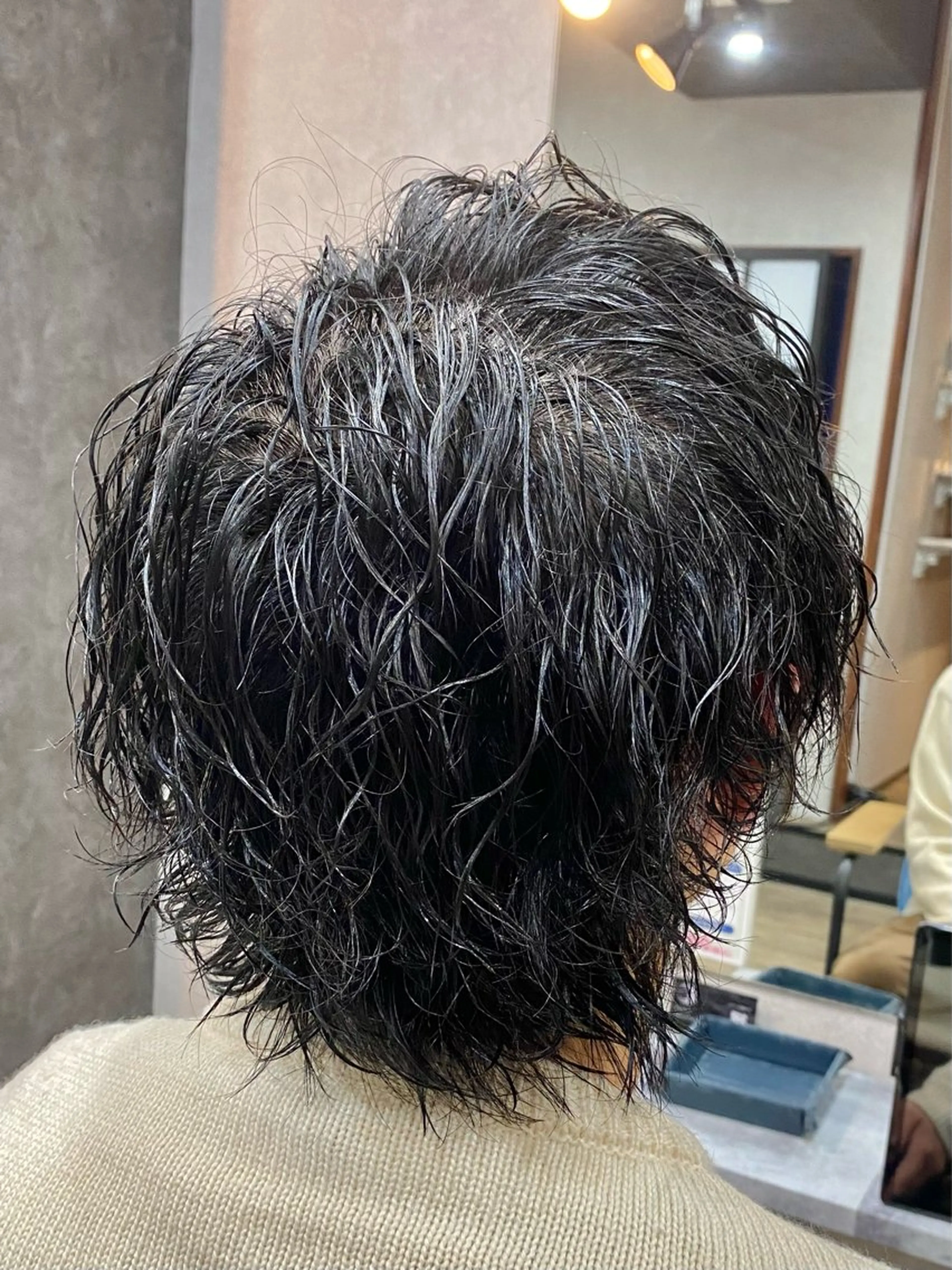 ミディアム パーマ メンズ ミディアムパーマ メンズハイライト メンズパーマ ツイストスパイラルパーマ ハイライト カット パーマ 田口 慎士のヘアスタイル