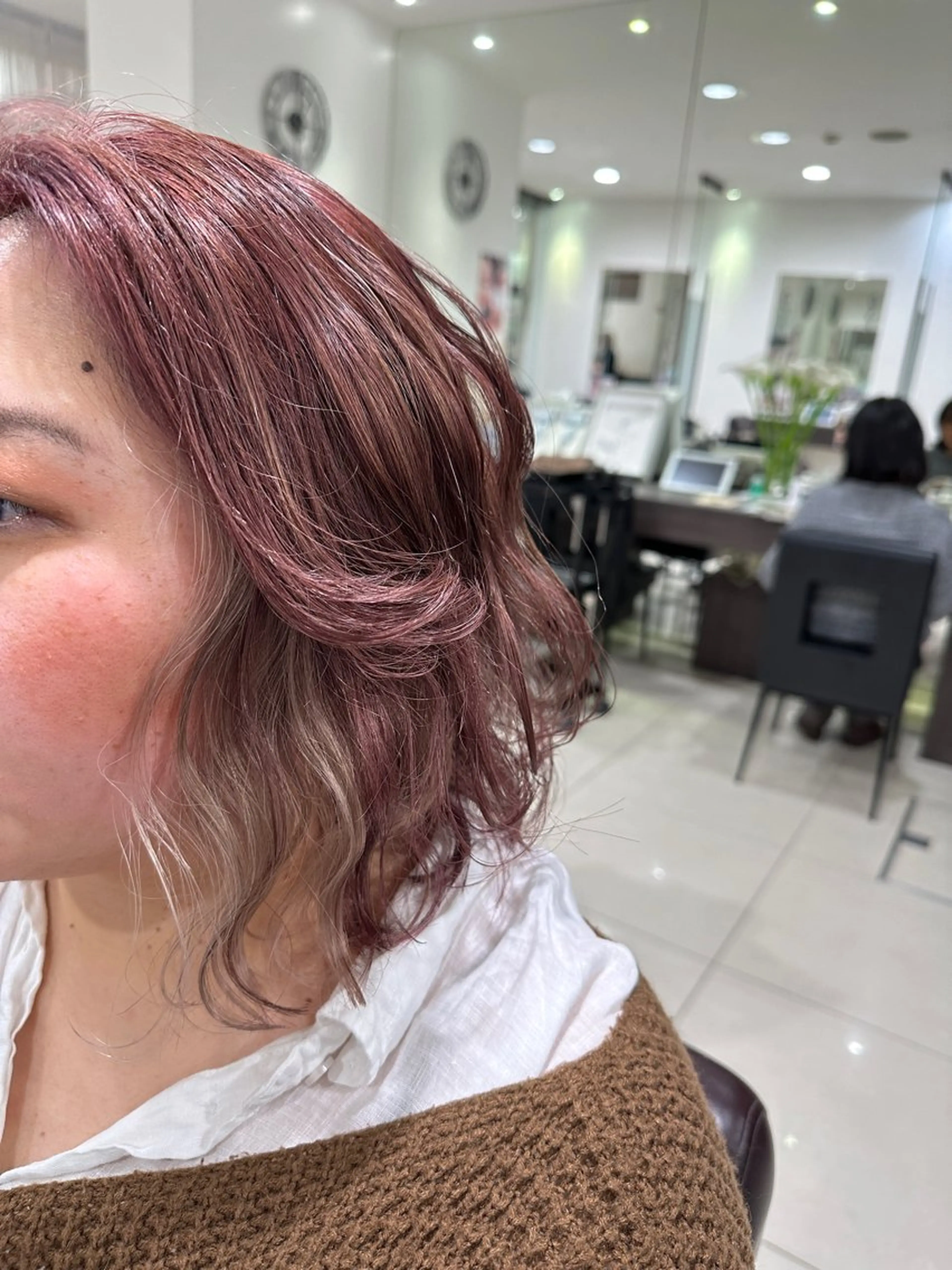 ミディアム カット ヘアカラー お得に💓💓🩷 艶髪カラー🩷🩷のヘアスタイル