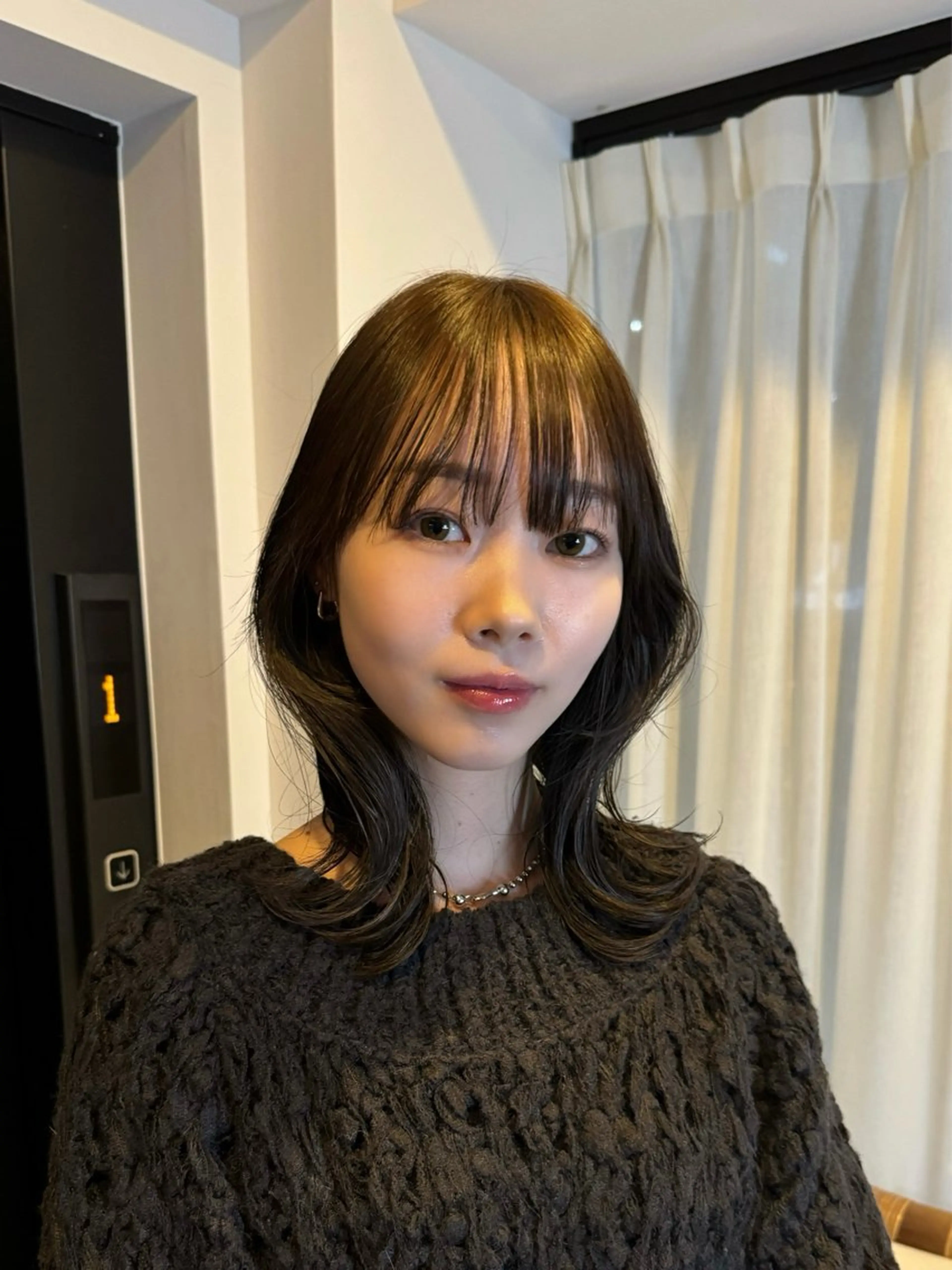 ミディアム カラー ミディアムレイヤー アッシュ アッシュブラウン ブラウンカラー くびれヘア カット Bonheur銀座 /前田 栞九郎のヘアスタイル