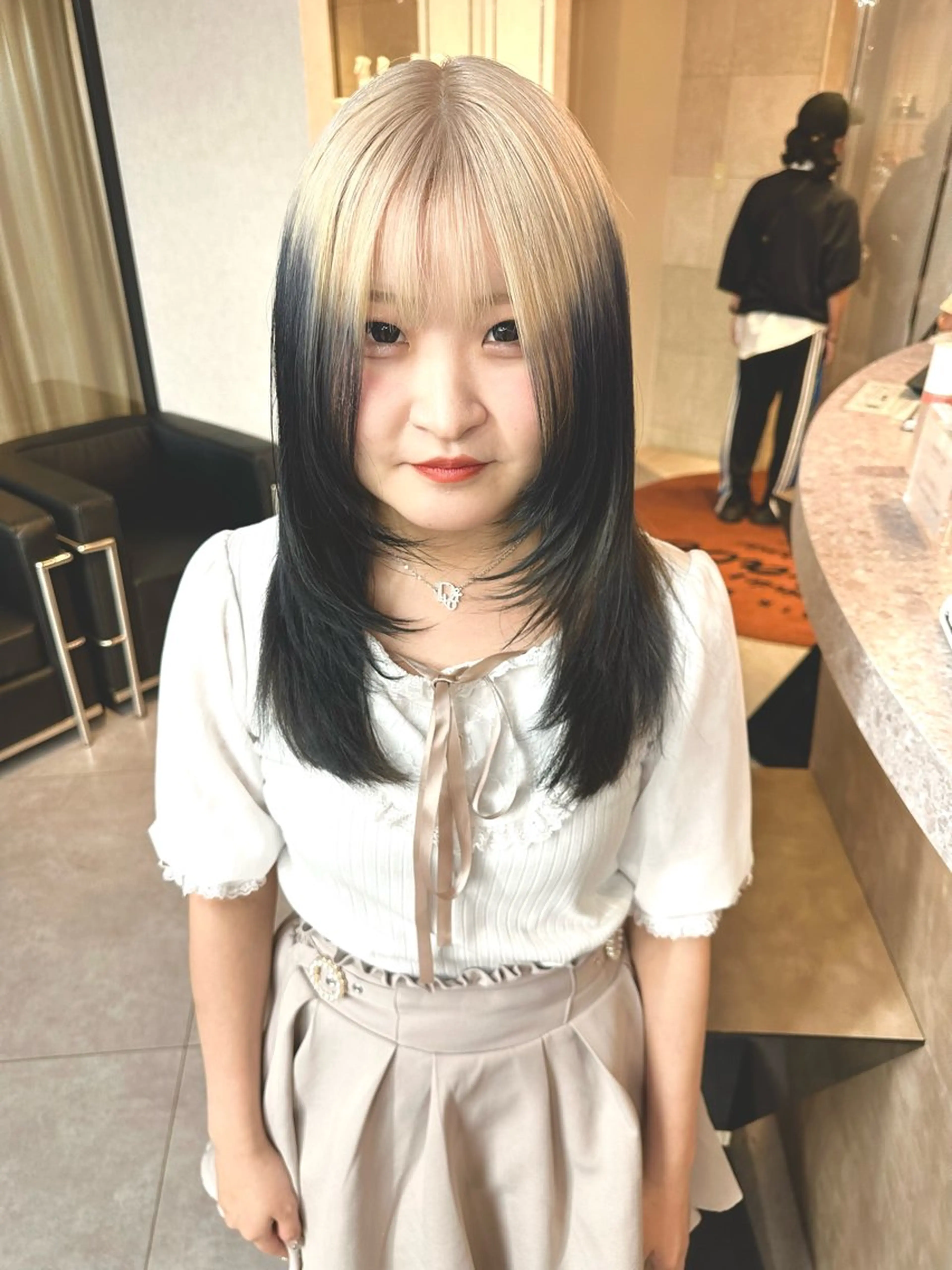 セミロング カラー ヘアアレンジ ウルフとハイトーン みっちー✂️のヘアスタイル