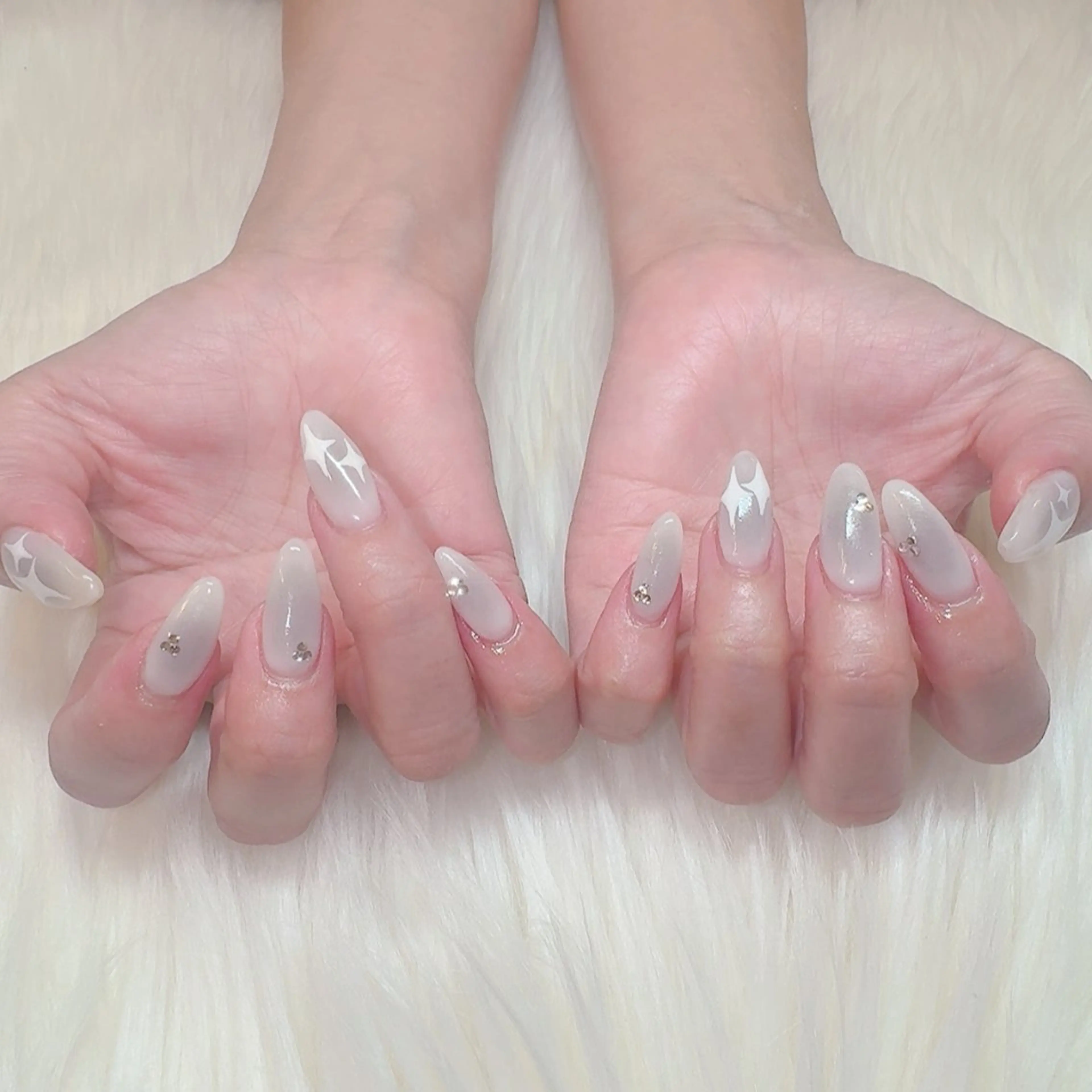 ネイル チークネイル キラキラネイル ホワイト ハンドネイル ラクロレ ニナ🎀 中野駅徒歩5分🐾のネイルデザイン