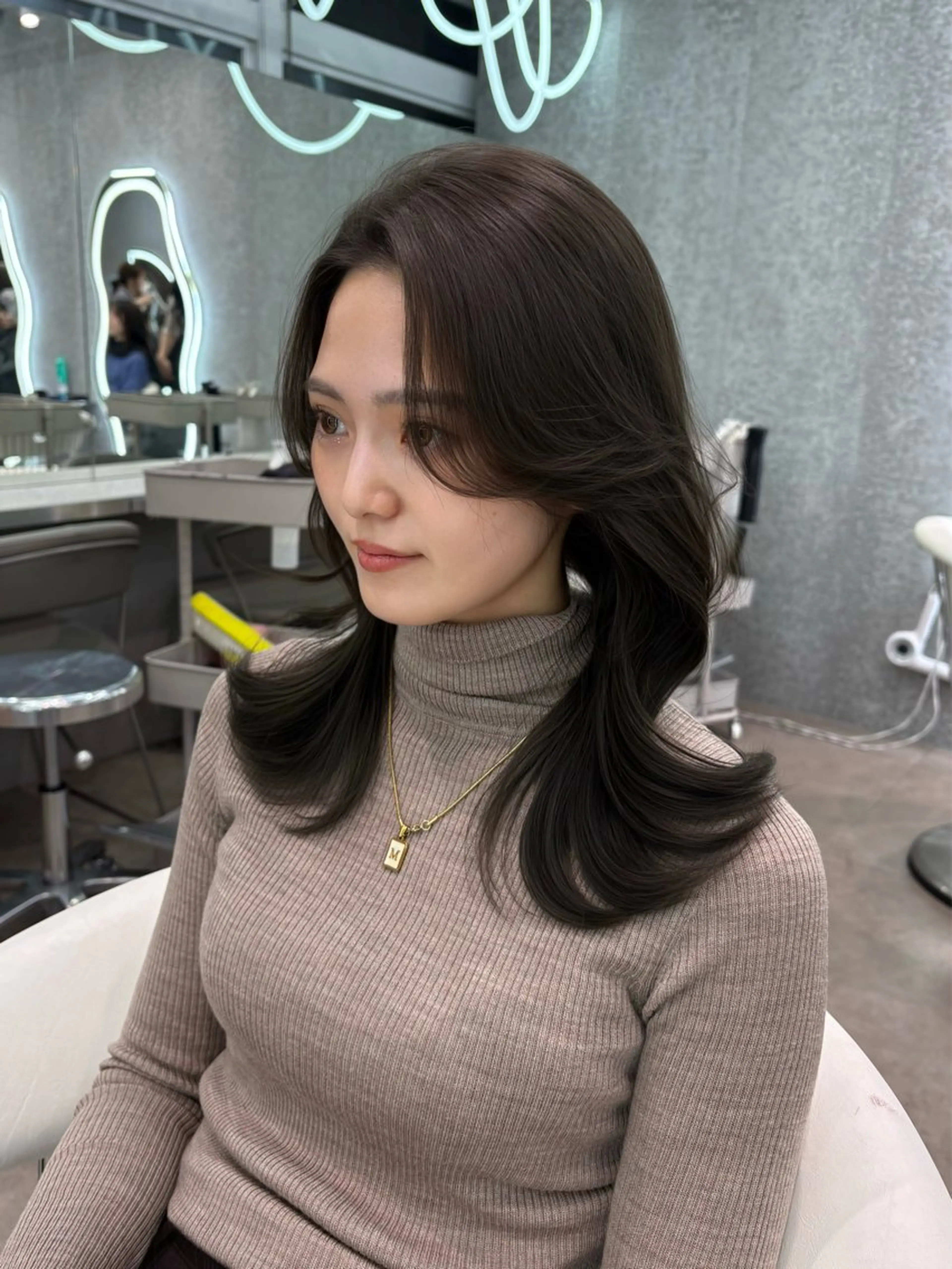 セミロング カラー ヘアアレンジ アッシュ 黒髪 ブリーチ ブルーカラー ブルーブラック カット ヘアカラー トリートメント ヘアセット 大宮‎🩵縮毛矯正 髪質改善 佐藤 和のヘアスタイル
