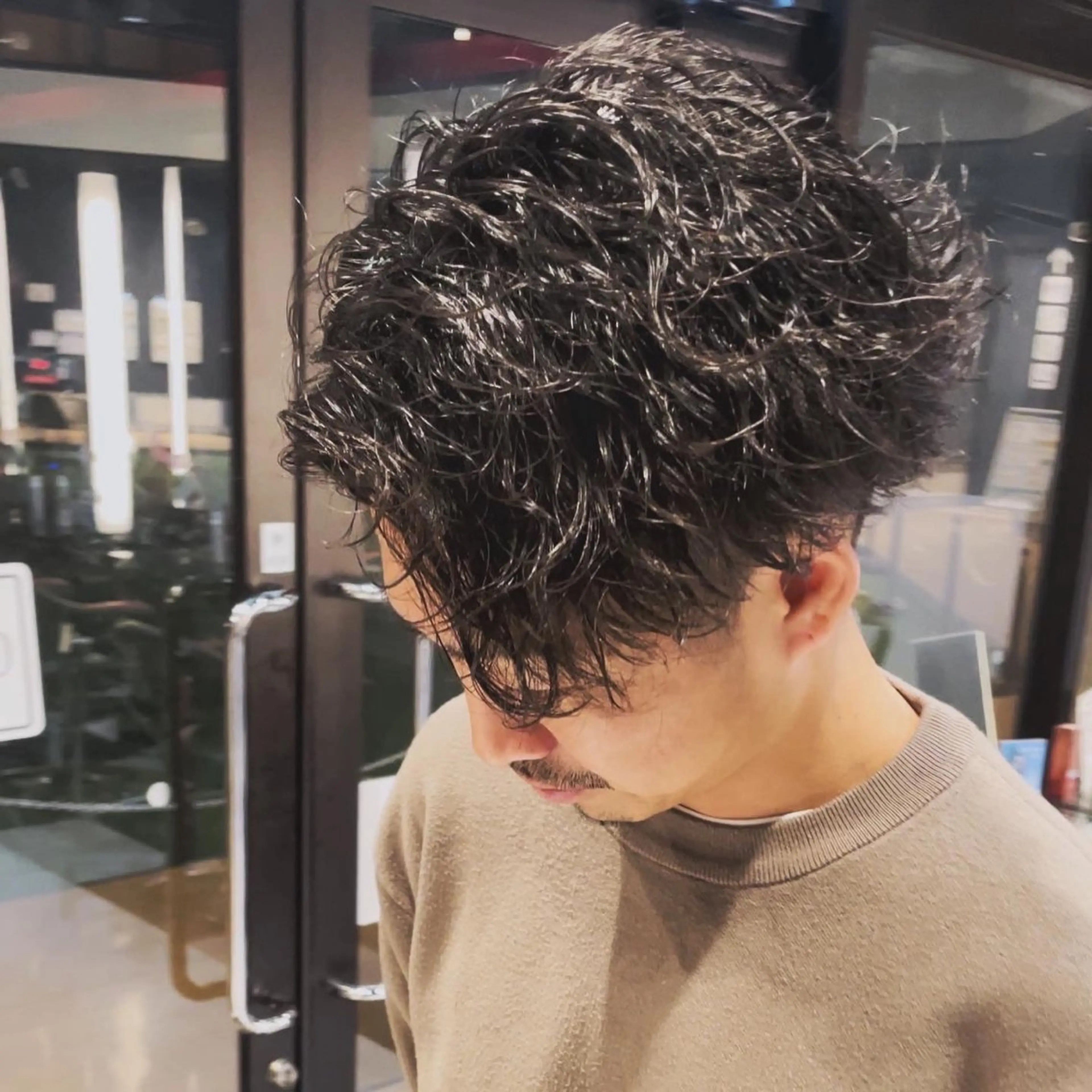 ショート パーマ メンズ メンズパーマ メンズツイストパーマ ツイストスパイラルパーマ 波巻きパーマ ニュアンスパーマ カット ヘアカラー パーマ メンズヘア特化 崎田 成人のヘアスタイル
