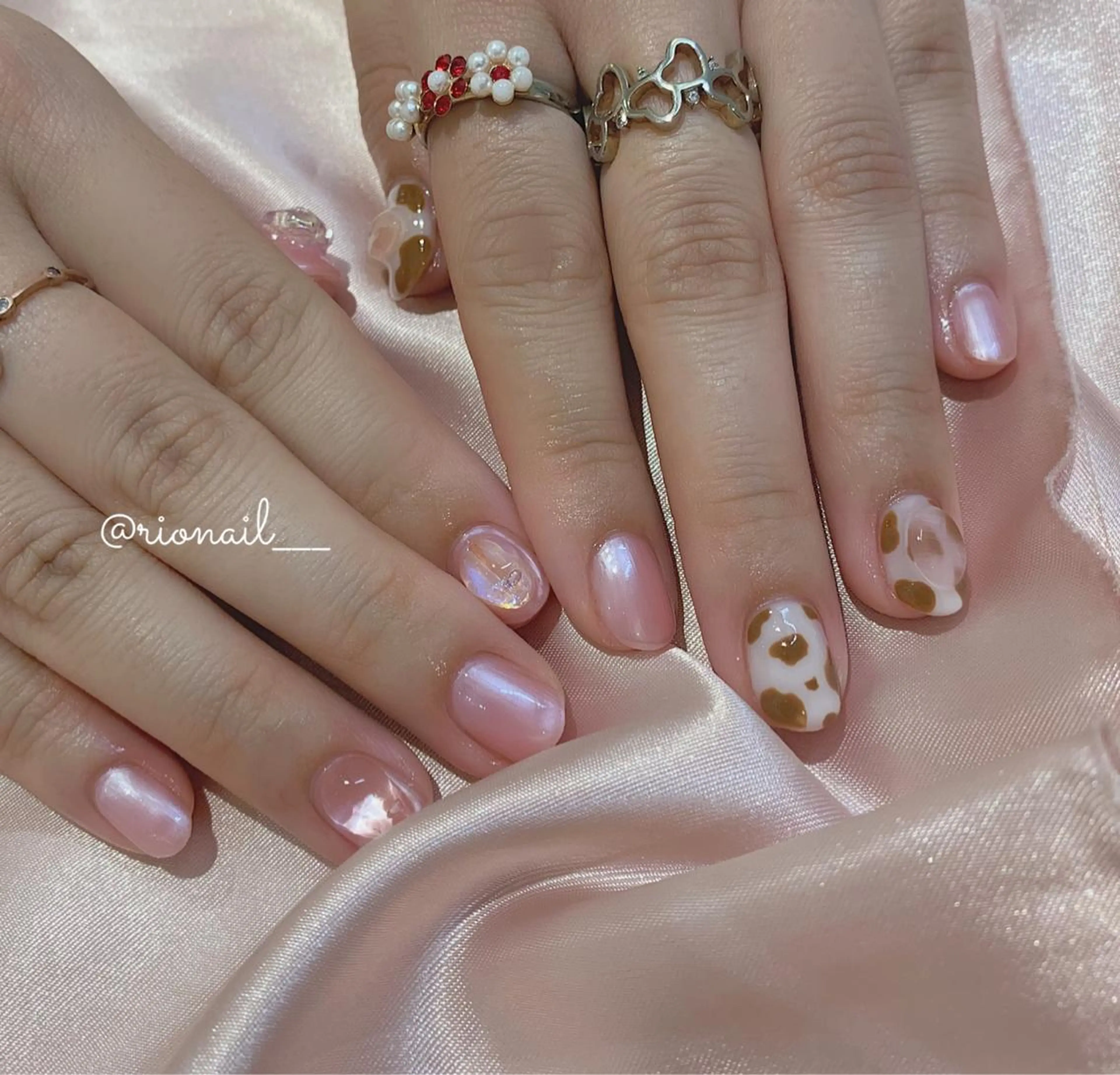 ネイル アートネイル ハンドネイル 𝘙𝘪𝘰𝘯𝘢 ...🕯🤍のネイルデザイン