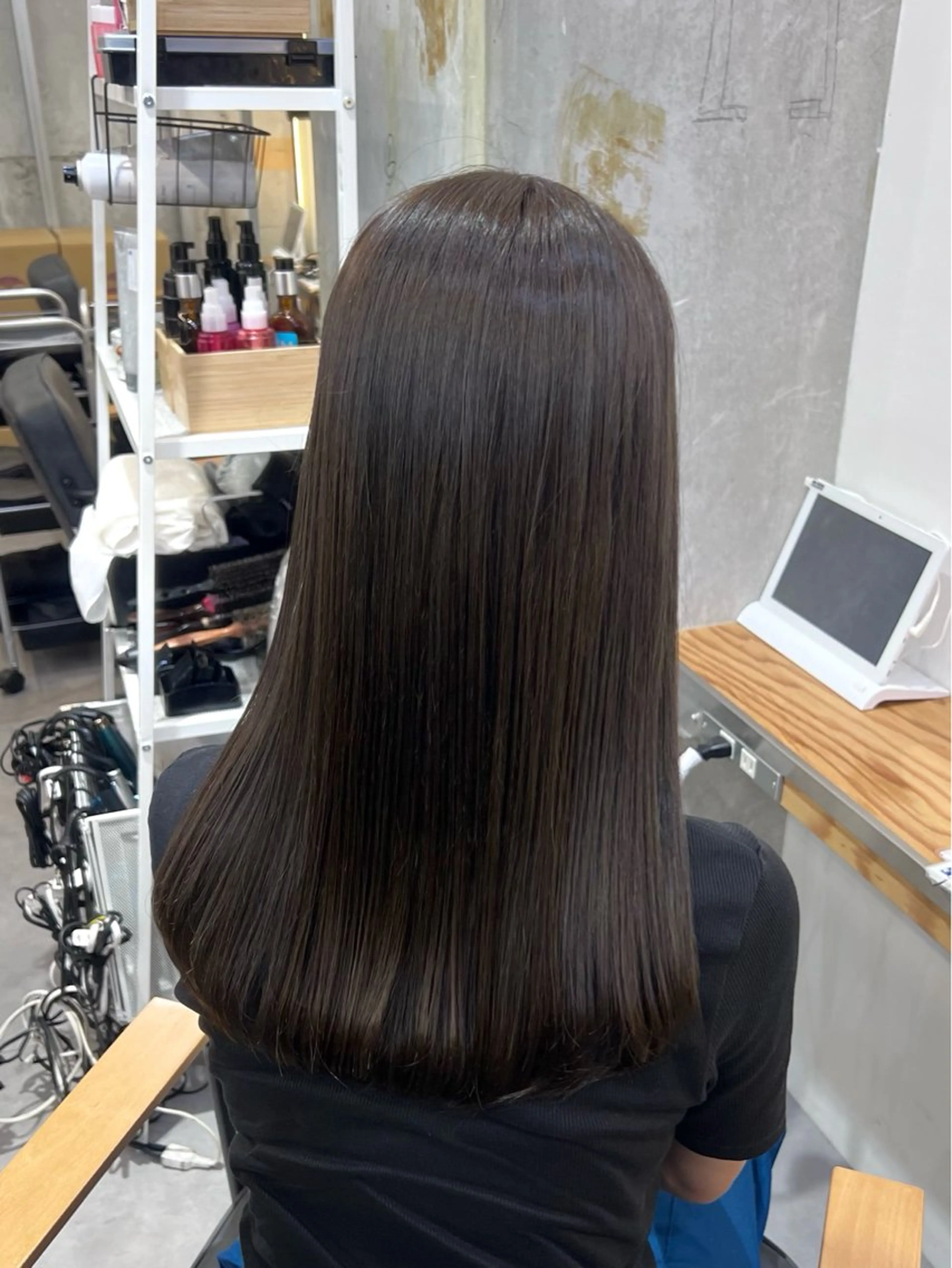 ミディアム カラー パーマ ベージュカラー 黒髪 ブルーカラー ブルーブラック ブラウンカラー カット 縮毛矯正 トリートメント ブリーチなし/ ベージュ/akiraのヘアスタイル