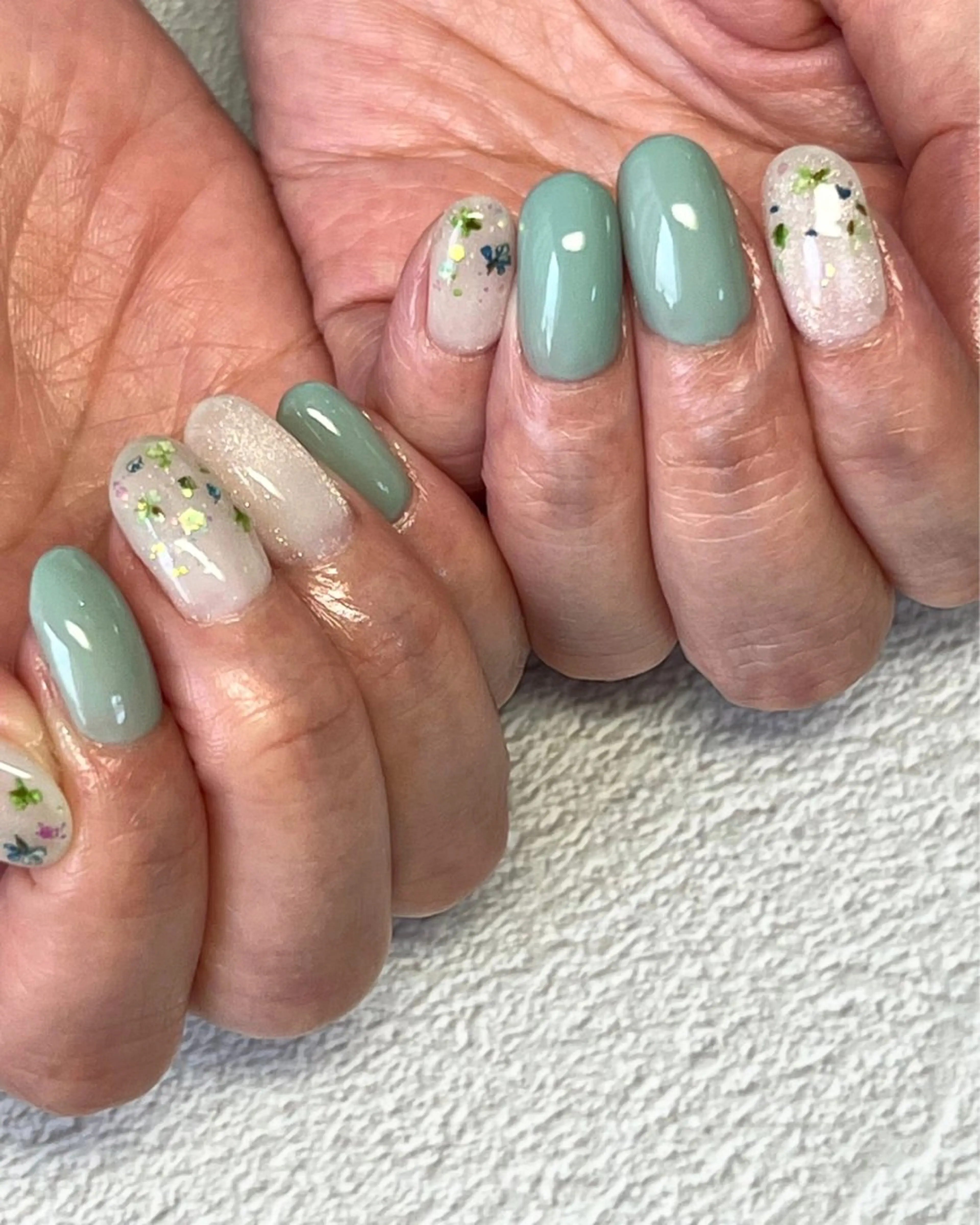 ネイル グリーン ラメ(グリッター) 春ネイル nail salon Natural Cure所属・YAMAGUCHI MIHIのネイルデザイン