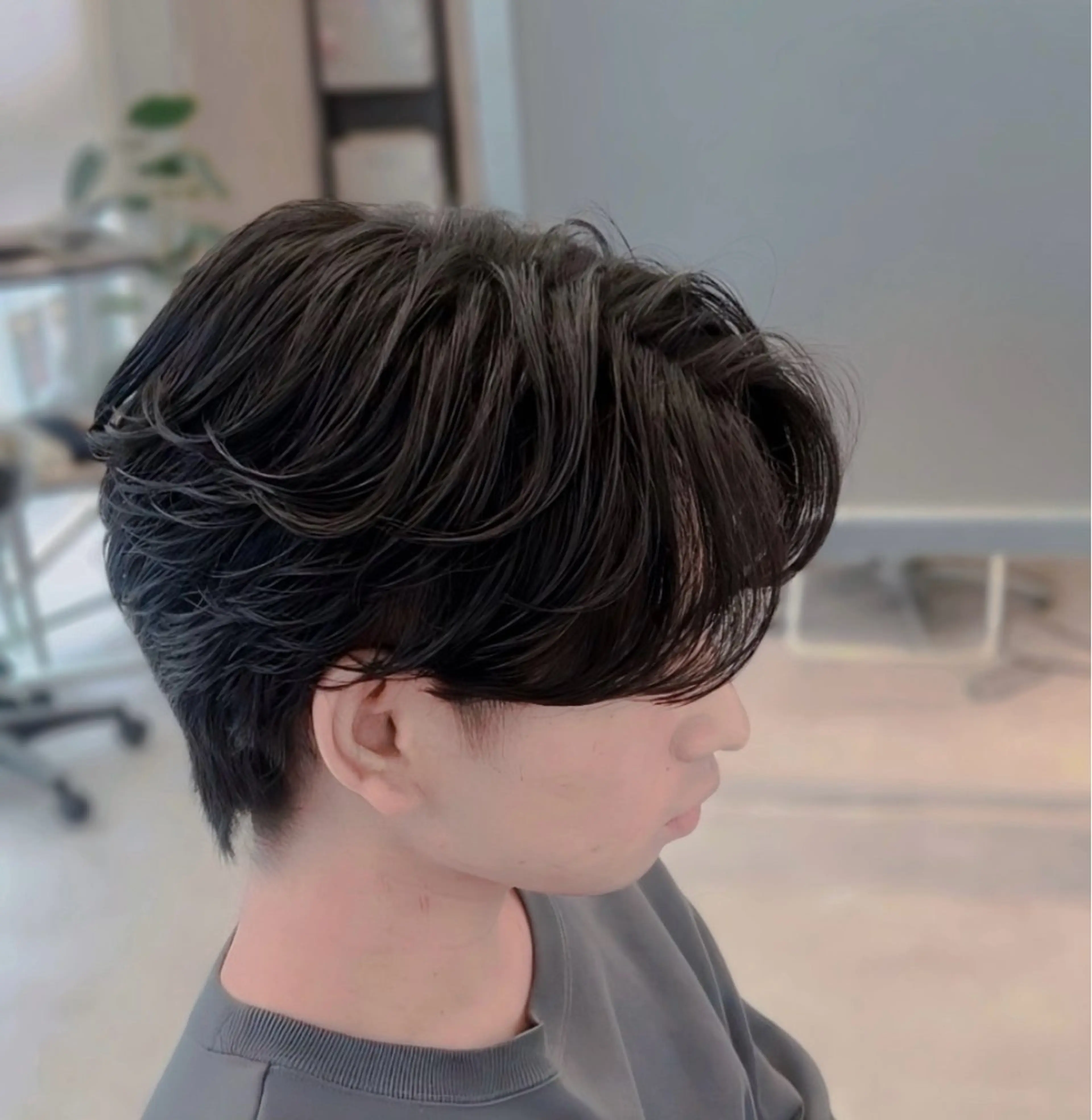 ミディアム メンズ センターパート フェザー/ゆるふわ パーマ/鐘ヶ江 航青のヘアスタイル