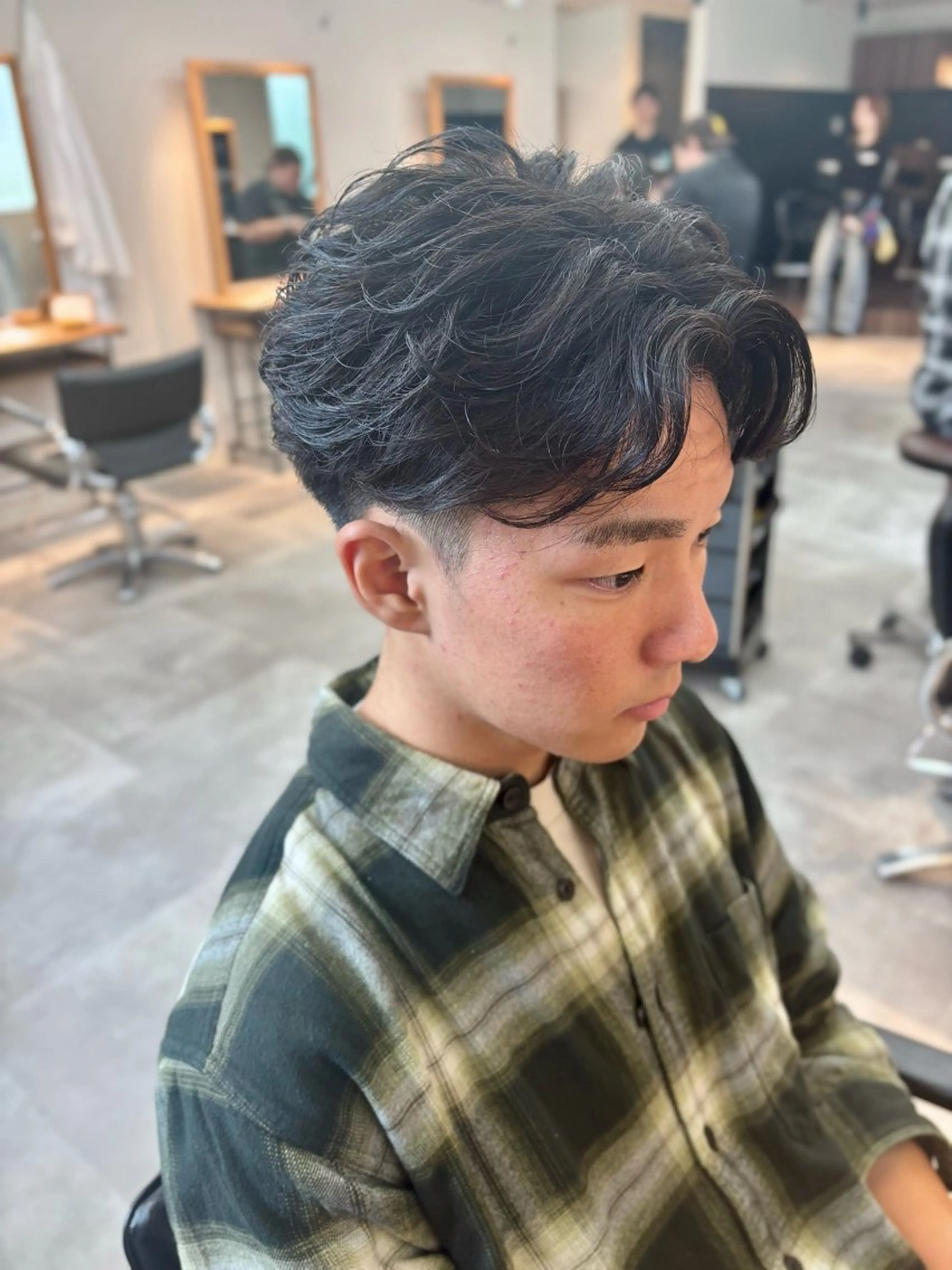 パーマ メンズ センターパート フェザーパーマ メンズパーマ カット パーマ トリートメント 男の理想を叶える🔥 メンズパーマ特化｜関のヘアスタイル