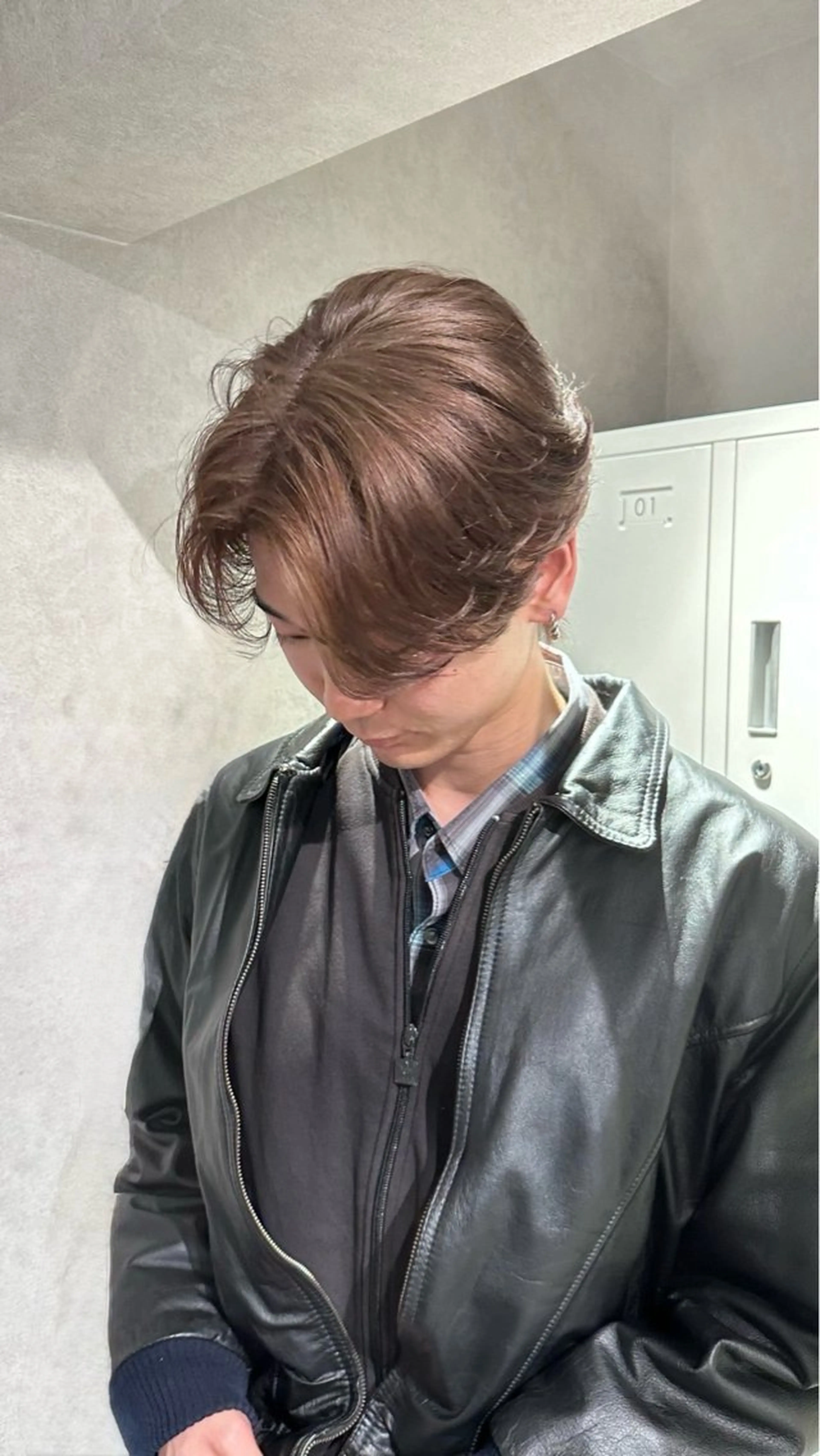 ショート カラー メンズ 切りっぱなしボブ メンズブリーチ センターパート メンズハイライト メンズハイトーン カット ヘアカラー HARUKI🏔️/ メンズ/透け感カラーのヘアスタイル