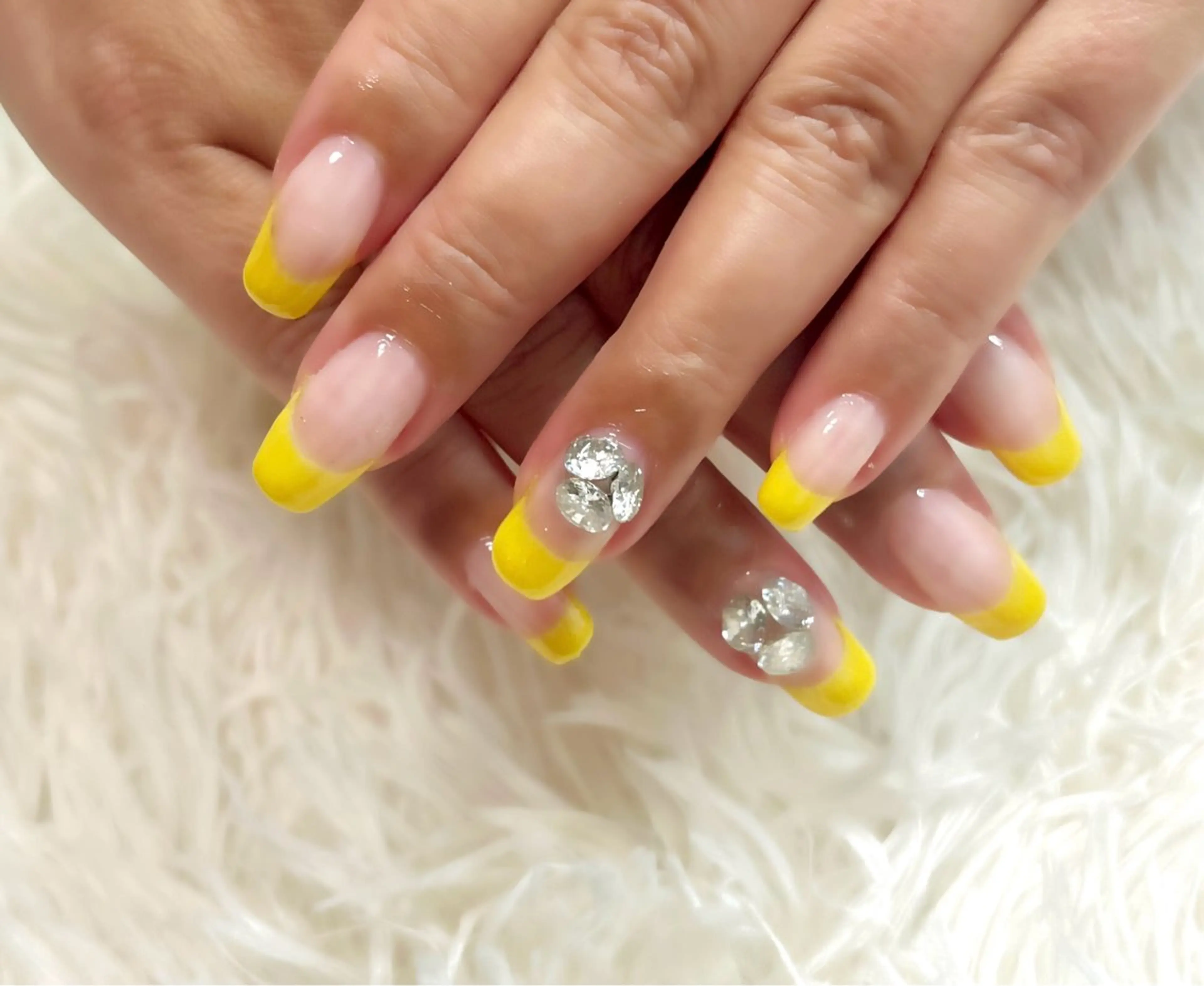 ネイル フレンチネイル ストーンネイル 黄色 島田 亜紀のネイルデザイン