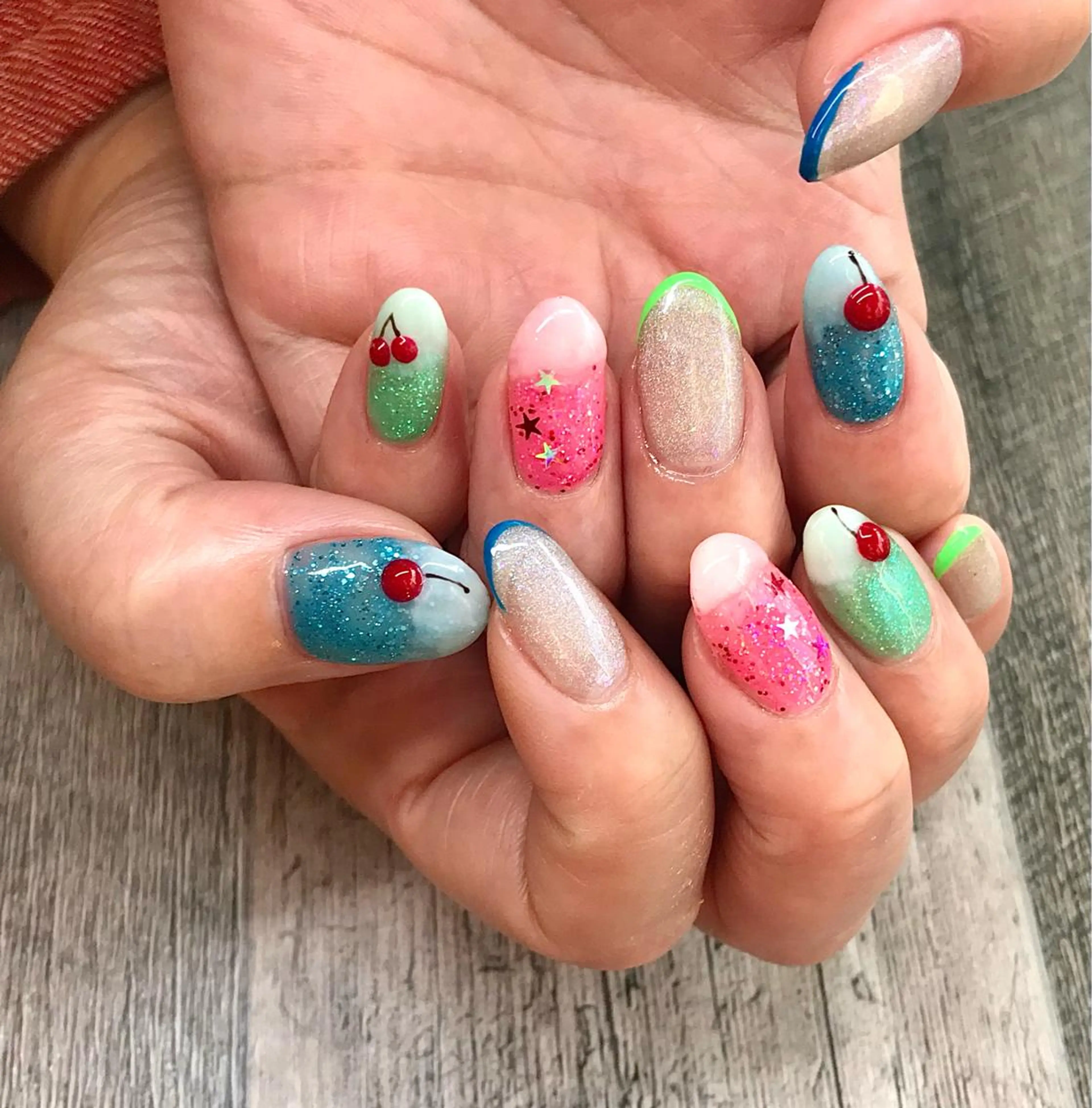 ネイル キラキラネイル 夏ネイル ハンドネイル para ☀︎ sol by BECK所属・Para Sol nail　Maoのネイルデザイン