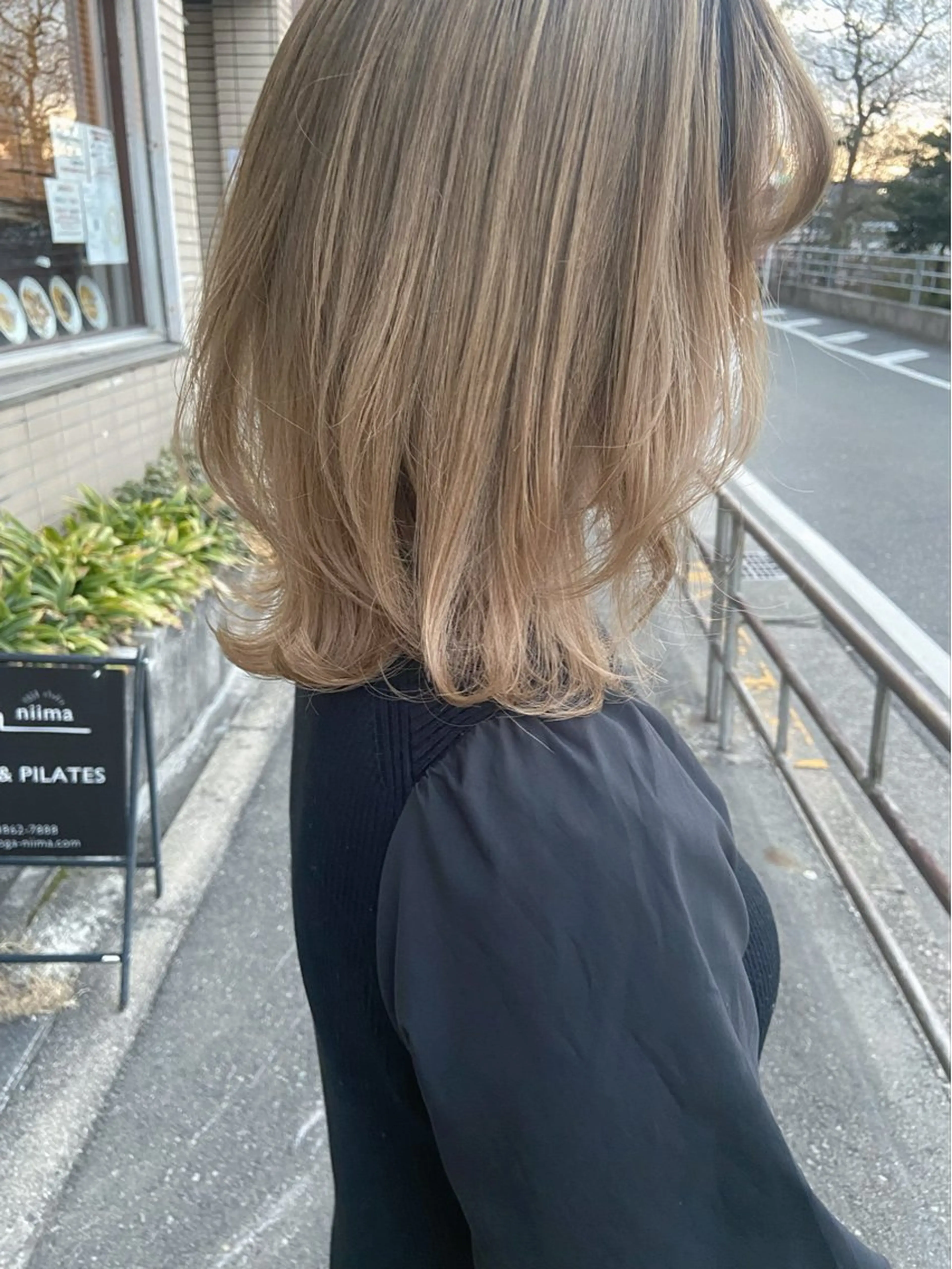 ミディアム カラー CIERA所属・トウジョウ アリサのヘアスタイル