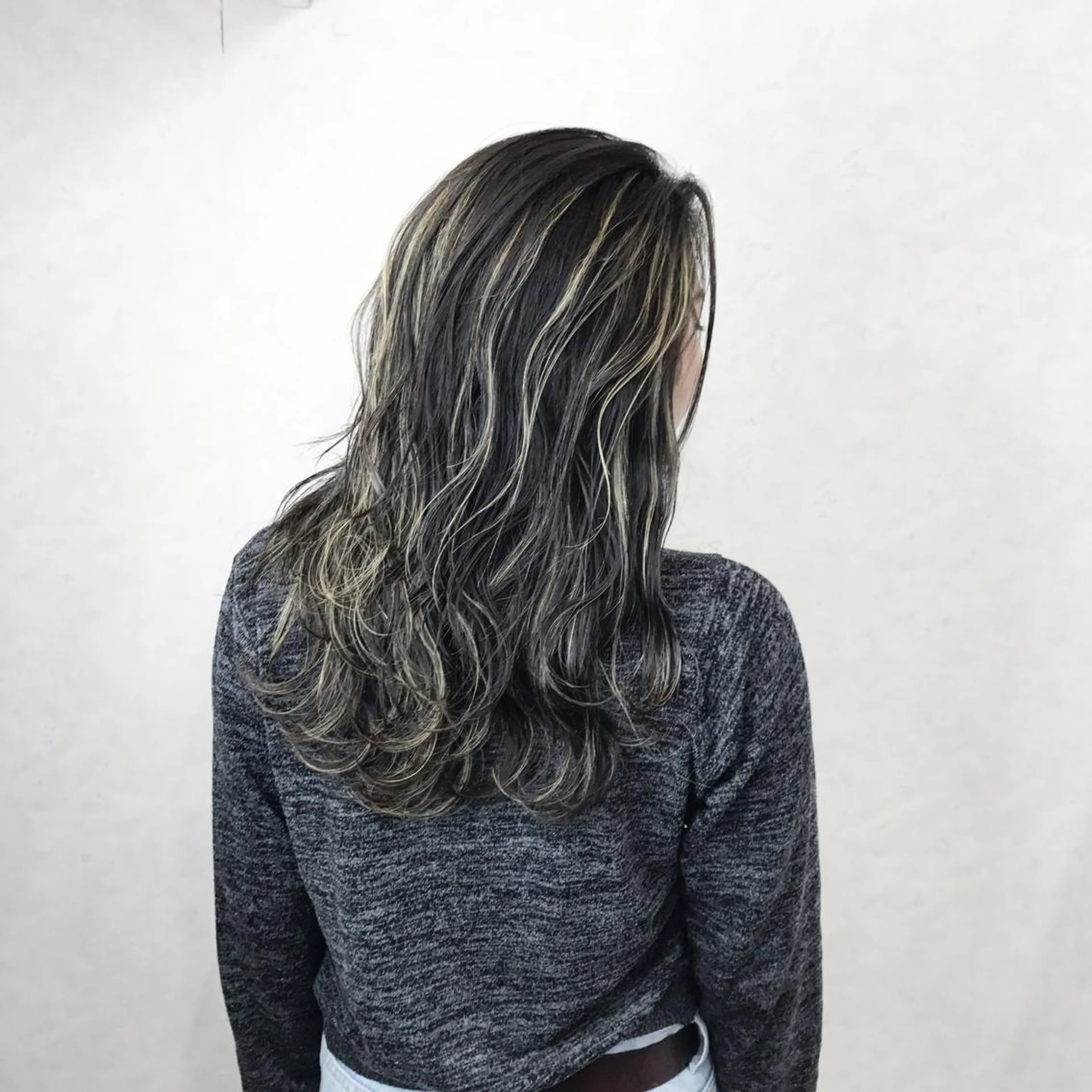 ロング カラー グレージュ ハイライトカラー ハイライト ヘアカラー TATSUYA アートディレクターのヘアスタイル