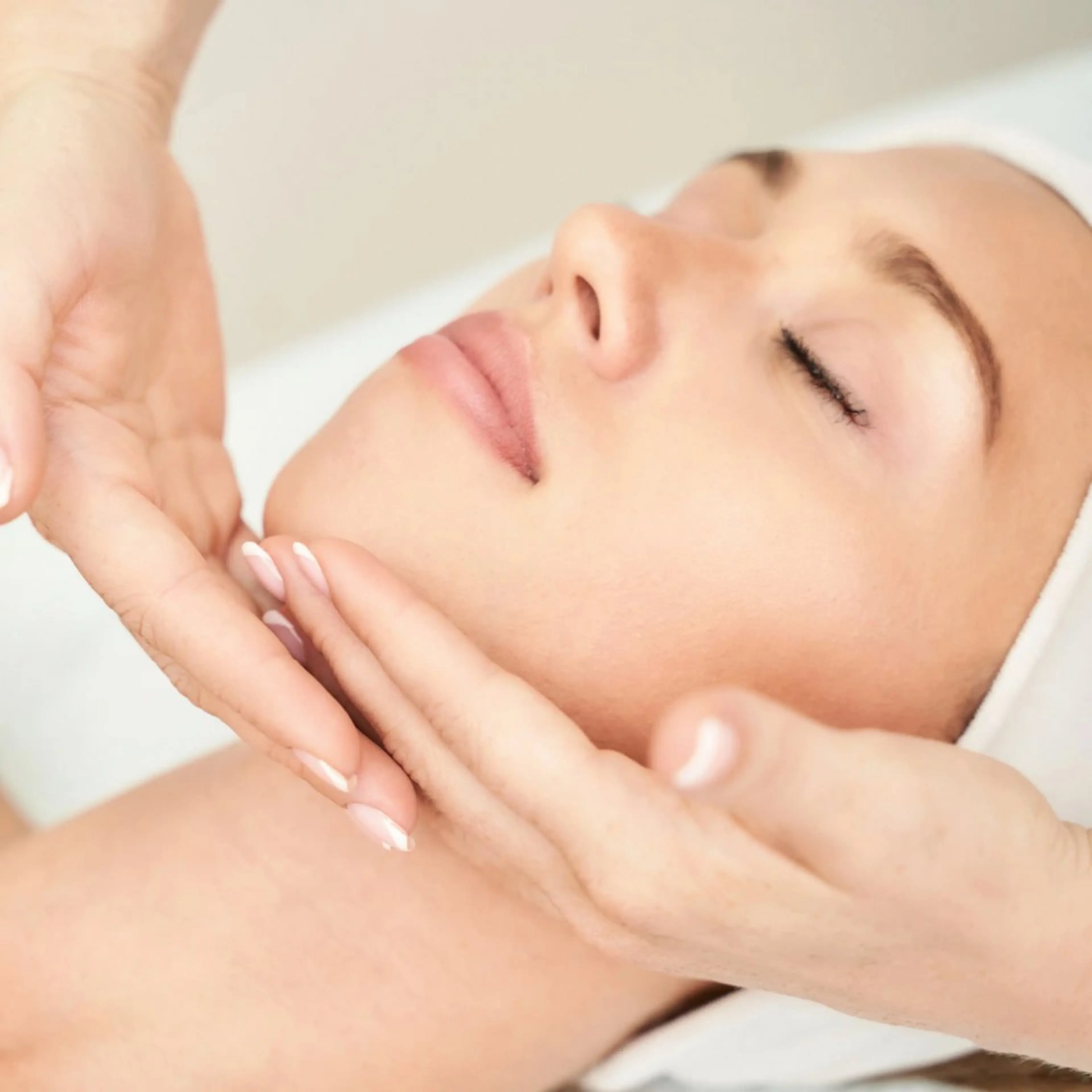 肌育フェイシャルエステ(小顔/リフトアップ/ハリ弾力)¥6,500→¥4,980の写真