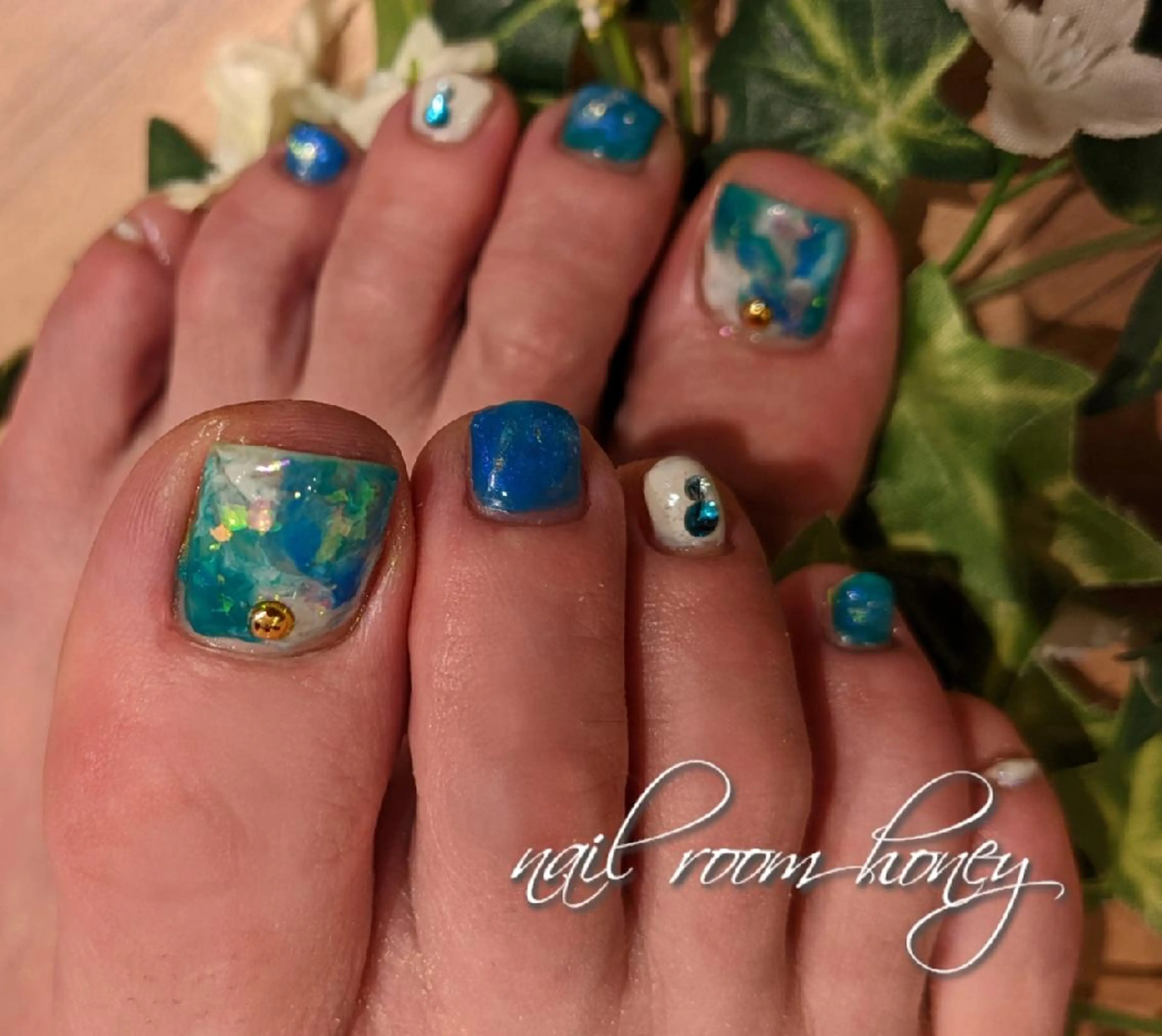 ネイル オーロラネイル フットネイル ジェルネイル キラキラネイル nail room  honeyのネイルデザイン