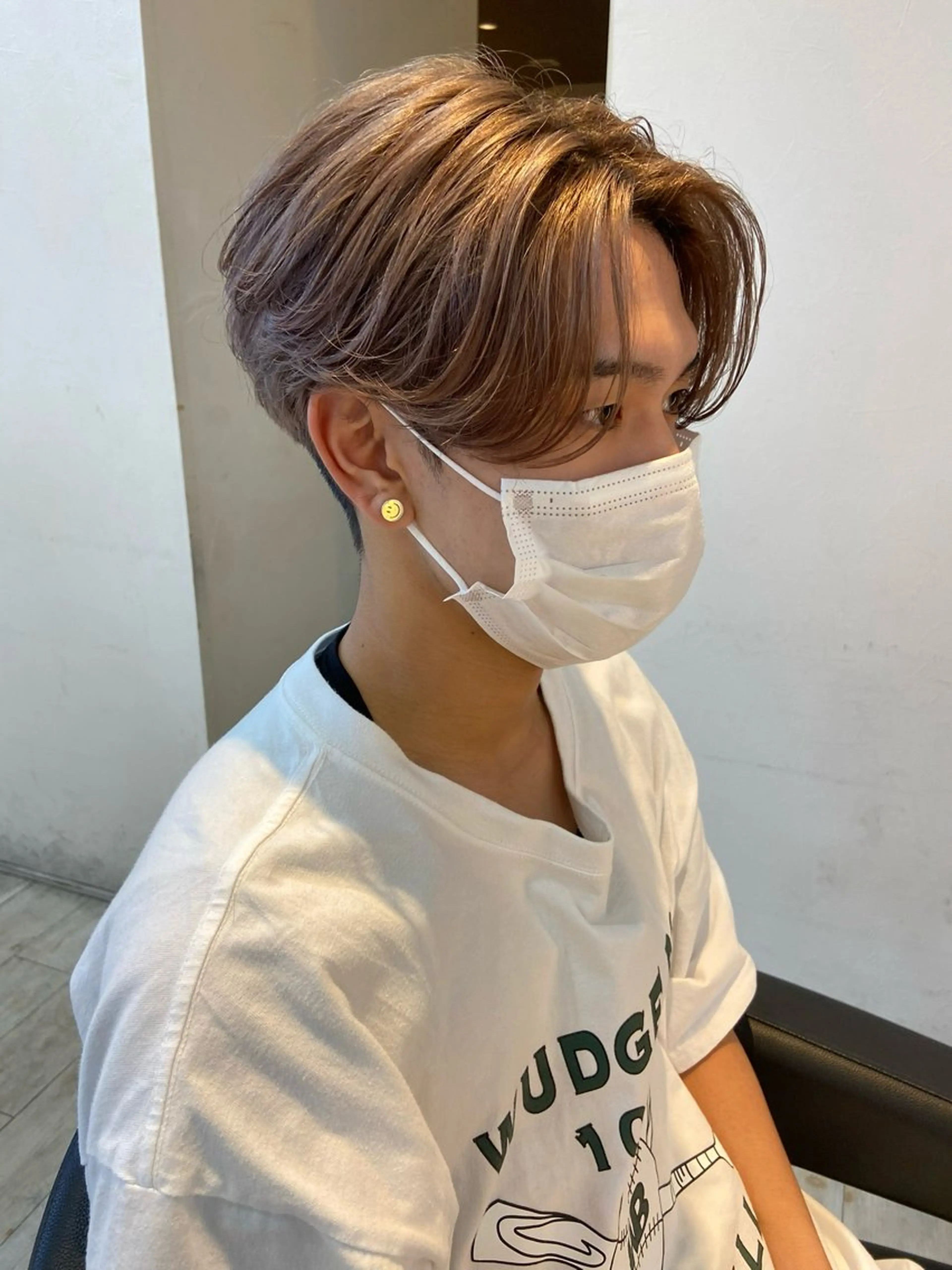 カラー メンズ メンズブリーチ センターパート ベージュカラー ブリーチ ミルクティーベージュ カット ヘアカラー トリートメント 有働由良／ハイトーン ／韓国メンズヘアのヘアスタイル