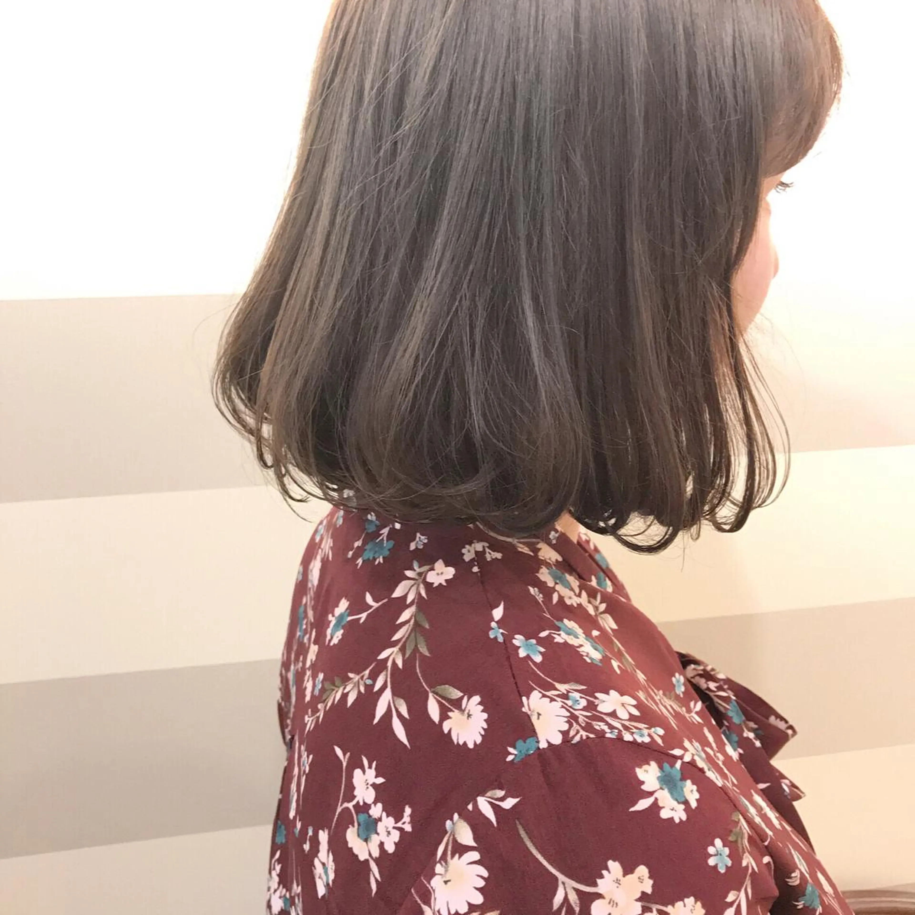 ミディアム カラー グレージュ イルミナカラー HARUNA🤍 大人ショートヘアのヘアスタイル