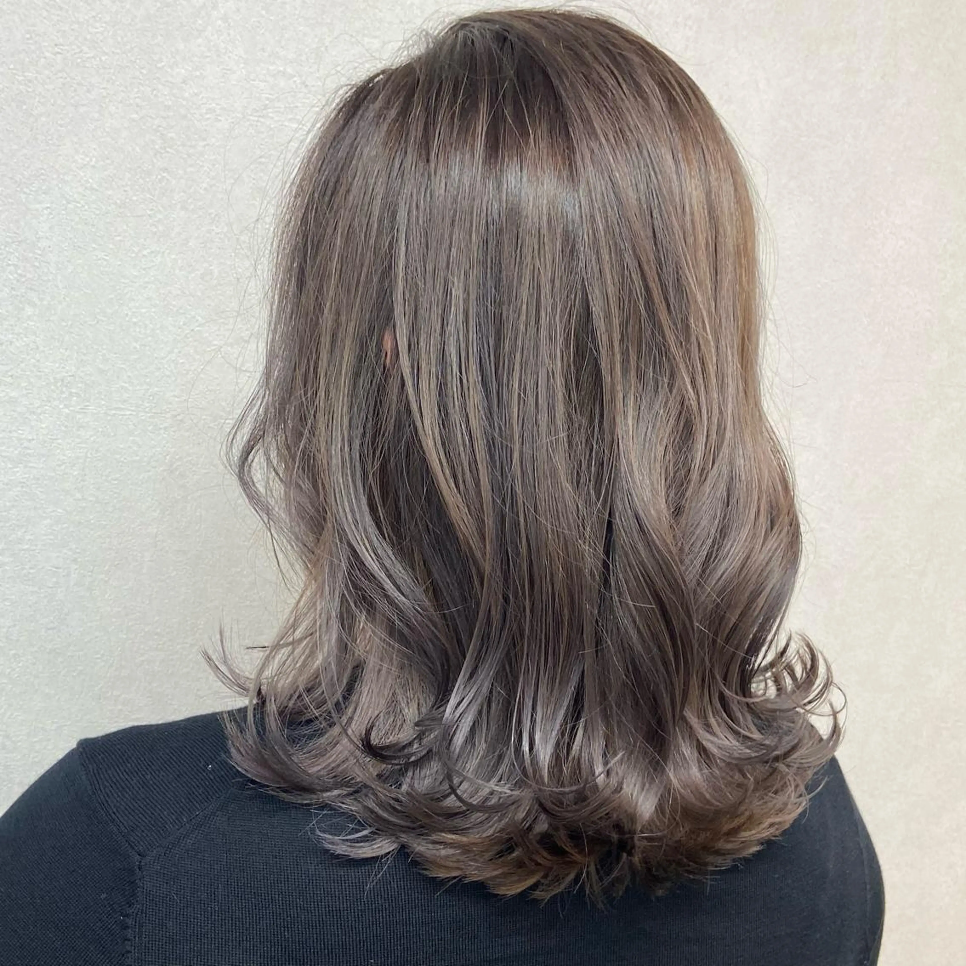 ミディアム カラー ブリーチ グレージュ ハイライトカラー イルミナカラー ハイライト コテ巻き風パーマ★ はるさんのヘアスタイル