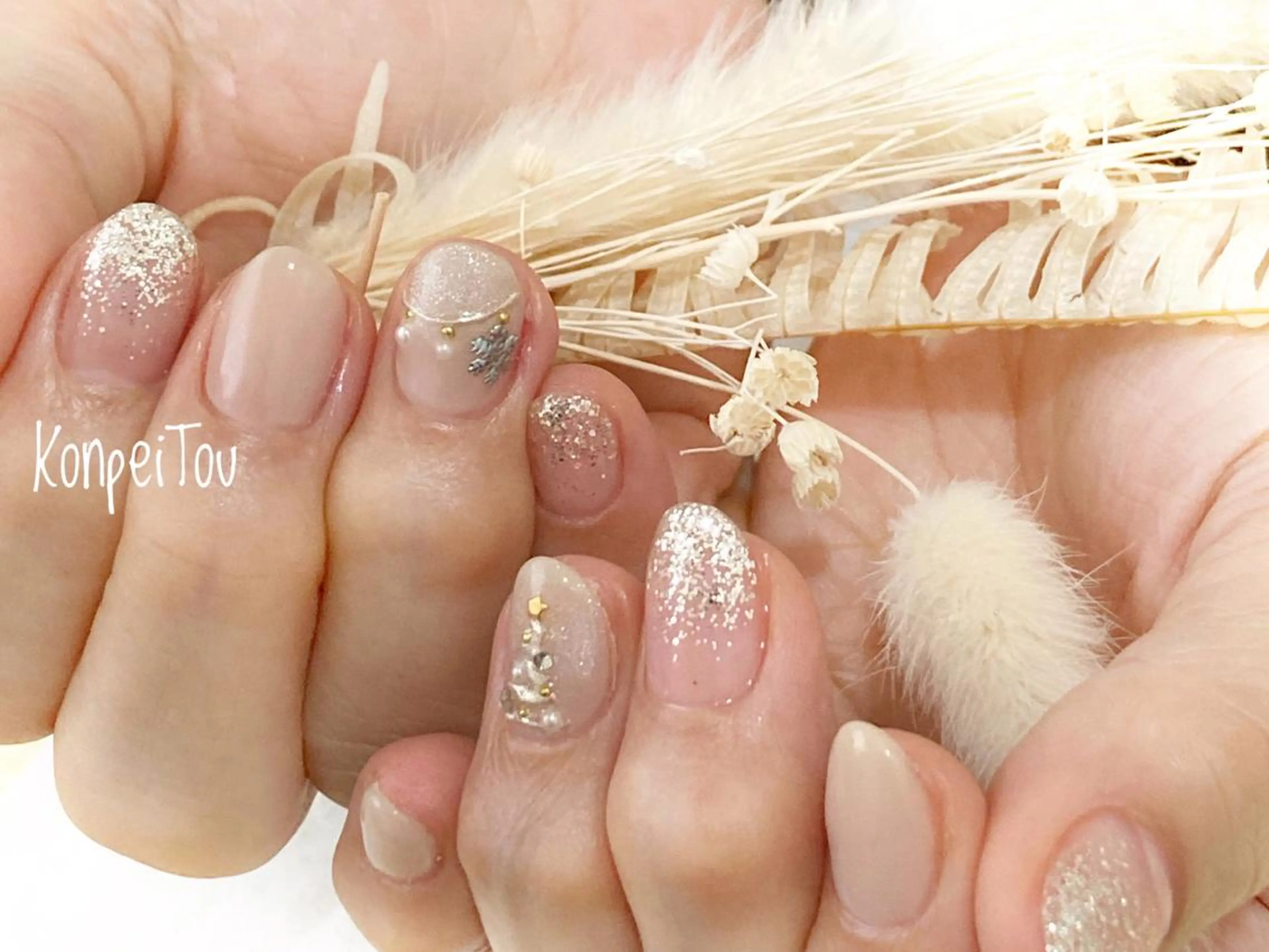 ネイル アートネイル シルバー ホワイト 冬ネイル クリスマス ハンドネイル おうちのネイルサロン　konpeiTou〜こんぺいとう〜所属・おうちのネイルサロン KonpeiTouのネイルデザイン