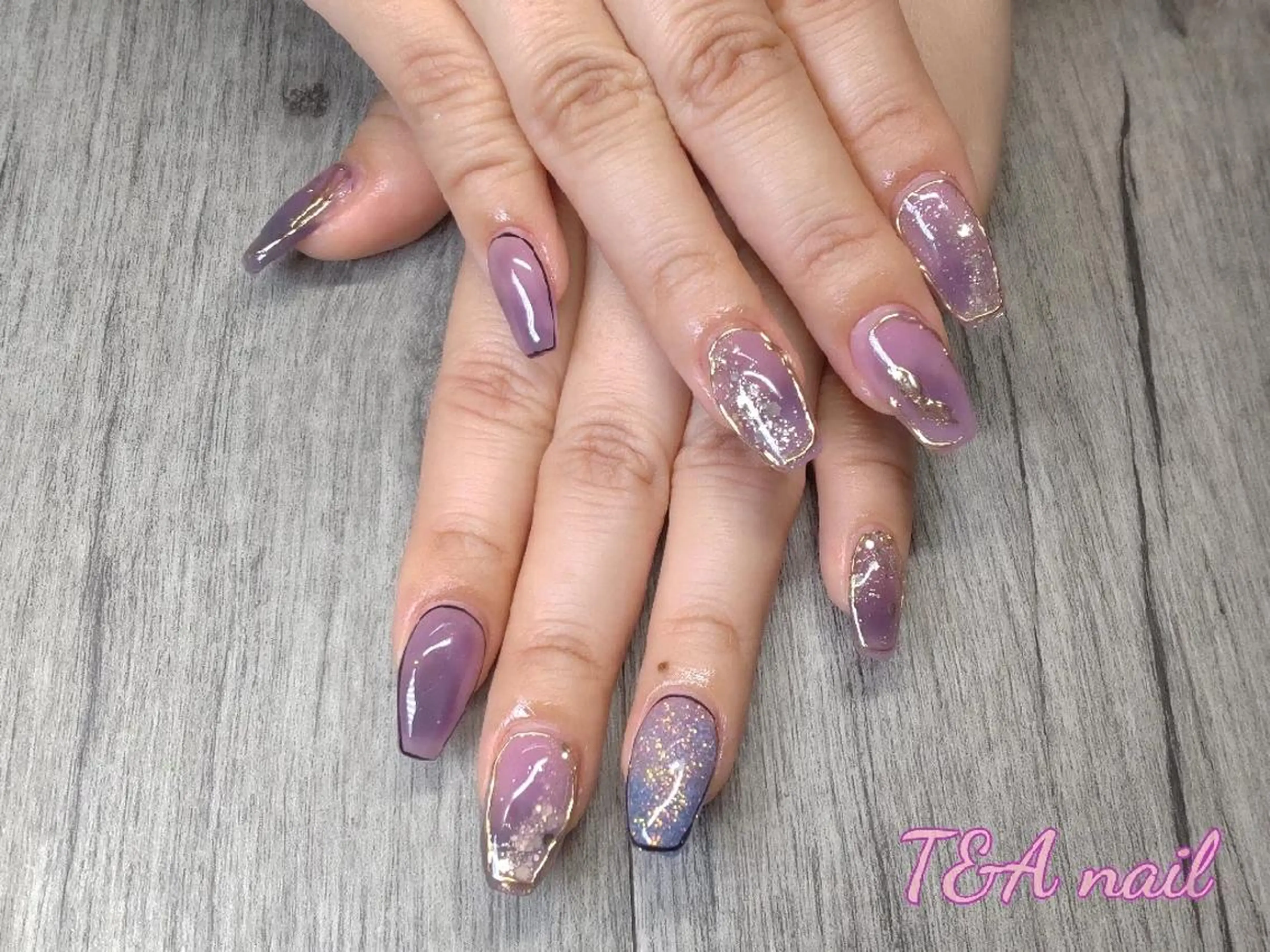 ネイル ミディアム パープルカラー 長さ出し ジェルネイル ゴールド キラキラネイル ハンドネイル T&A nailのネイルデザイン