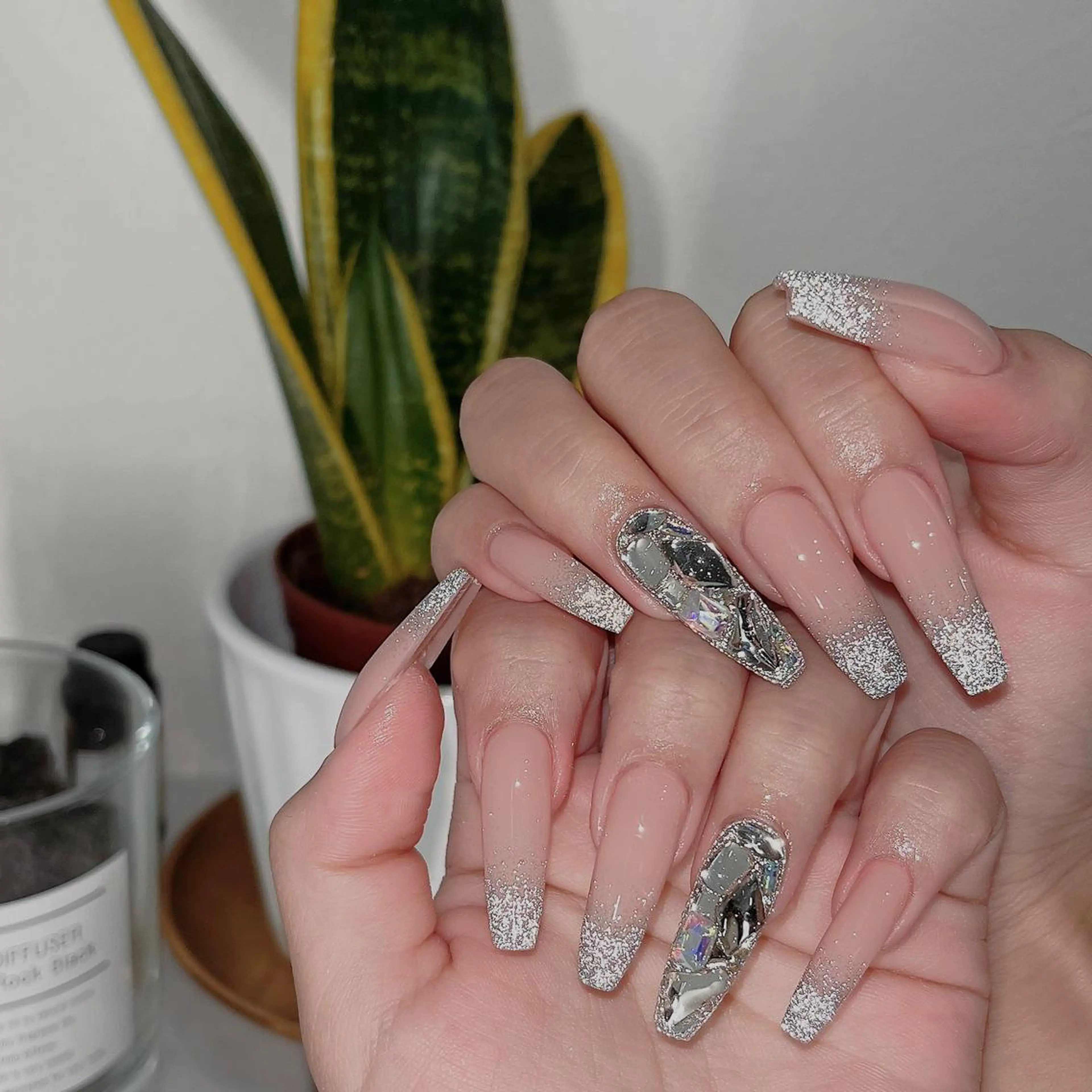 ネイル フットネイル フレンチネイル ジェルネイル ラメ(グリッター) ラメグラデーション ハンドネイル NEO Beauty Salon所属・𝐍𝐄𝐎 𝐉𝐔𝐑𝐈のネイルデザイン